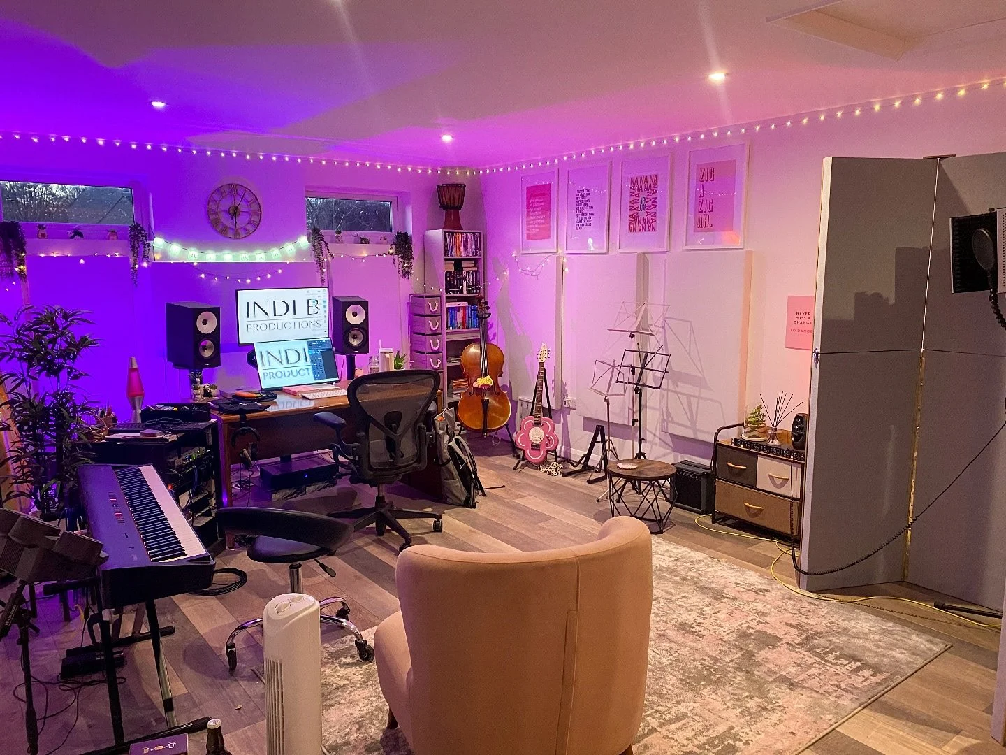 Life at the moment: 99% theatre 🎭, 1% studio 👩🏼&zwj;💻 Clinging on to studio sessions when I can at the moment and trusting that the universe wants me to be being a drama queen in london theatres instead of on my own in a studio at this point in m