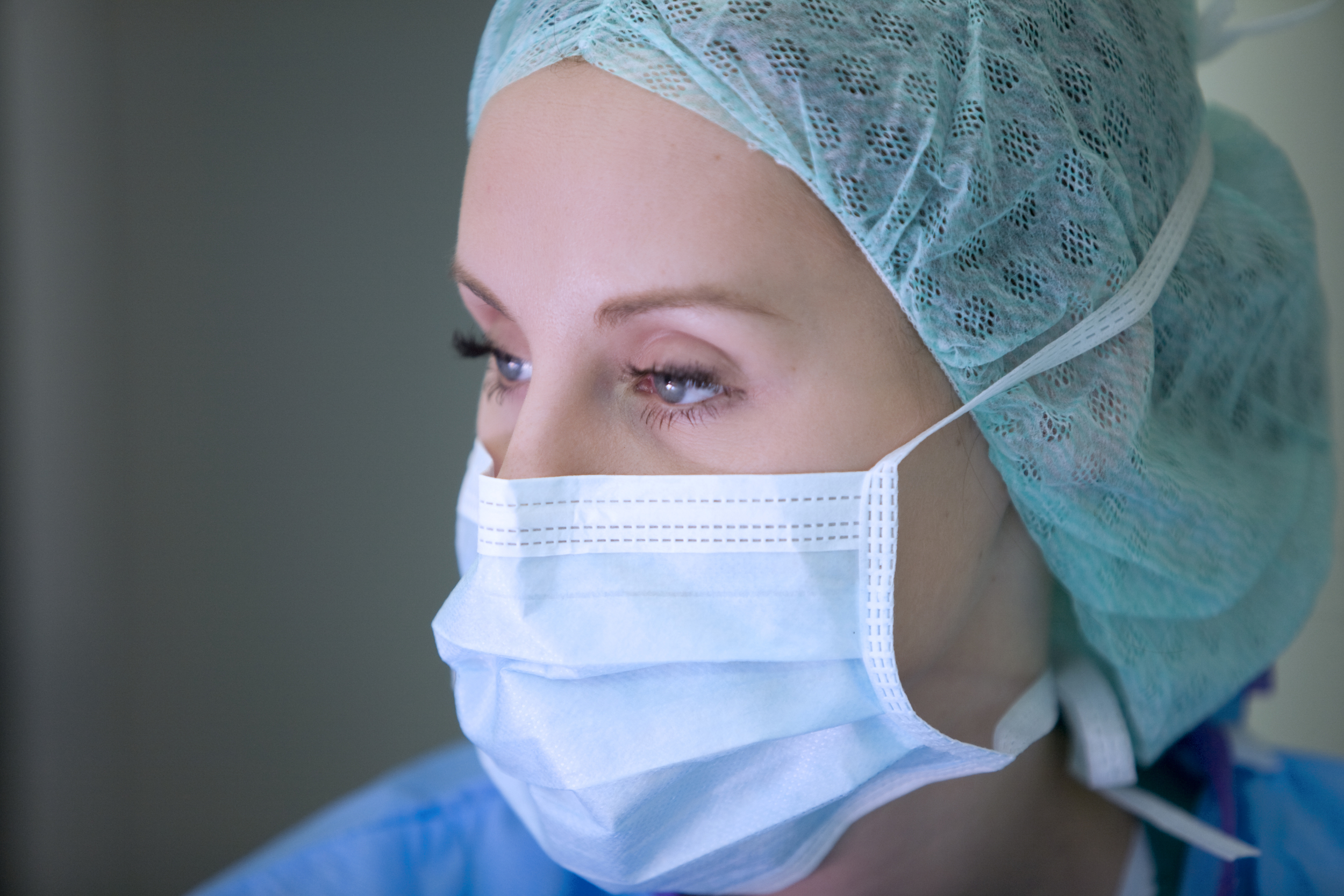 Concentrated nurse while operation, Herzzentrum bernau