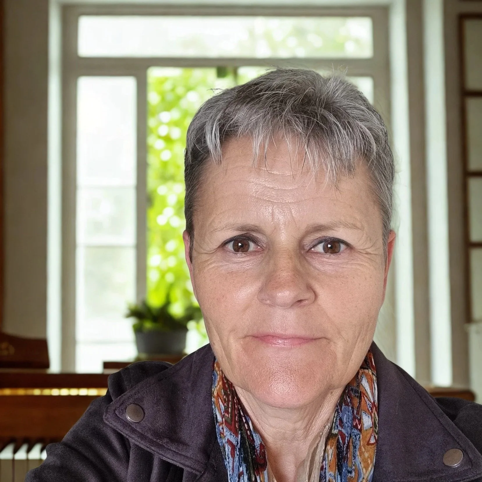 headshot of Linda, piano tutor
