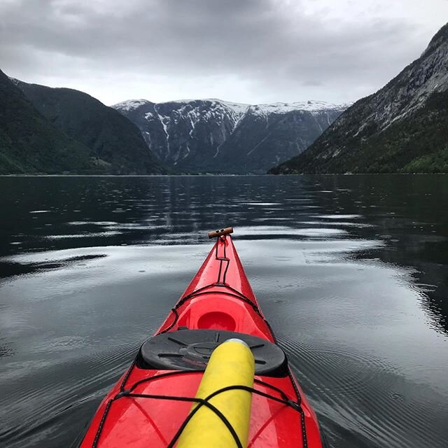 Giving kayaking lessons is one of our absolute favourite thing to do🤩 What could be better than teaching more people to love what we love👌💦 // &Aring; halda Grunnkurs hav er noko av det kjekkaste me veit. Me set stor pris p&aring; &aring; f&aring;