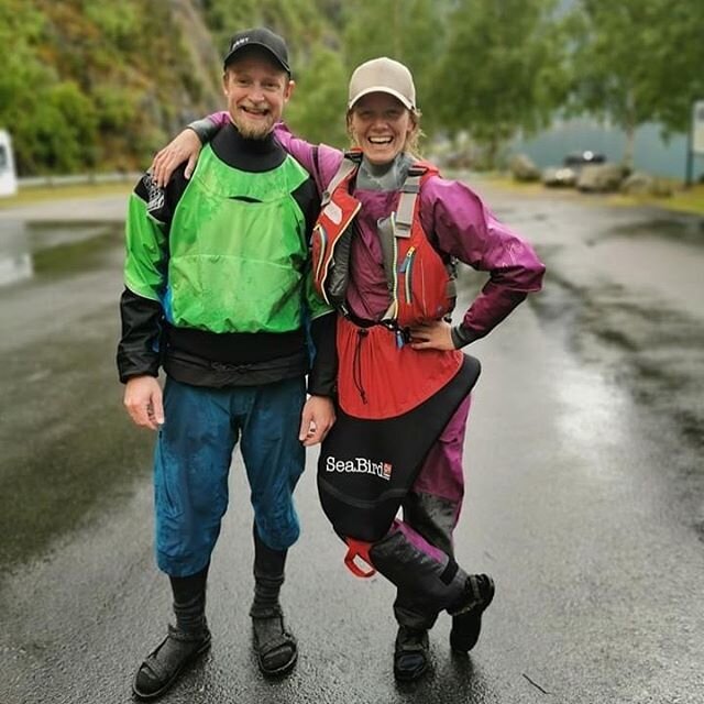 This is the level of happiness we feel after compliting a two day kayaking course with amazing people 🤩👌🥰 // To glade padleleiarar etter fullf&oslash;rt grunnkurs med ein fantastisk gjeng 🤩👌🥰 Var det nokon som sa &laquo;verdas beste jobb&raquo;