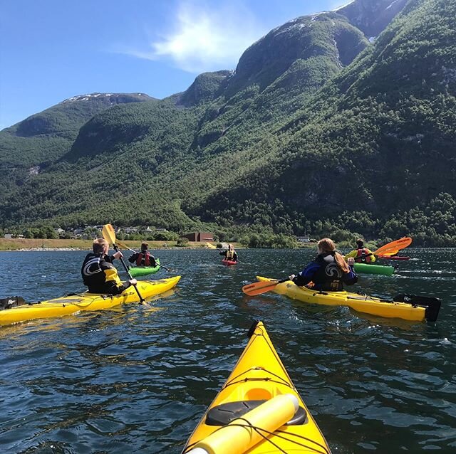 Meeting young people who are eager to learn new things is one of our favourite things about this job 💦🤩👌 // &Aring; f&aring; vera saman med unge menneske som likar &aring; vera i aktivitet ute, er noko av det kjekkaste me veit💦🤩👌 #padlekurs #br