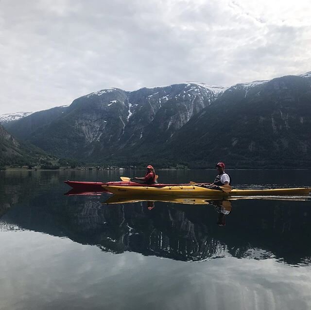 Herlege dagar saman med flotte folk 🤩👌 // Guidelife is a good life 🤩👌 #grunnkurshav #padling #padlekurs #kayaking #kajakk #&aring;rdalsfjorden #&aring;rdal #visitardal #visitsognefjord #sognefjorden #kayakingadventures