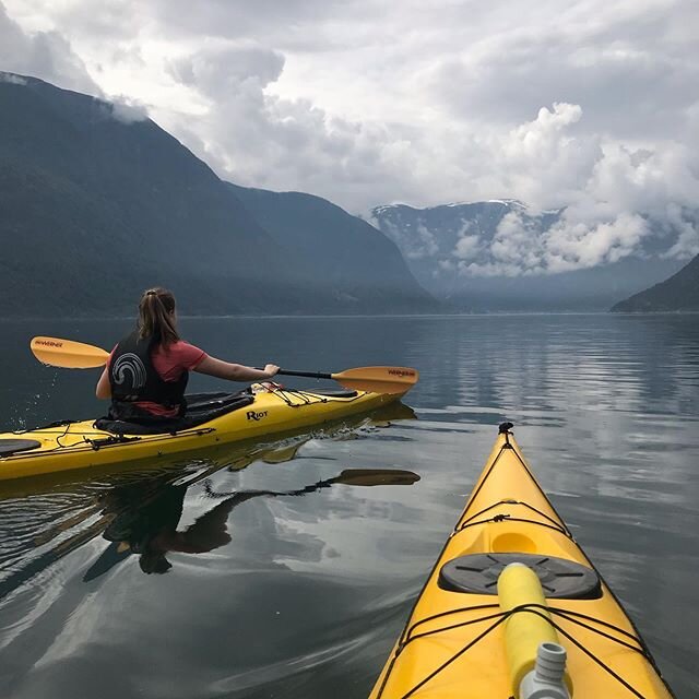 Starting the day like this ... 🤩👌💦#kajakk #padletur #kayaking #visitardal #&aring;rdal #visitnorway #fjordnorway #opplevnorge #ferieinorge #norgesferie #utno #visitsognefjord #sognefjorden