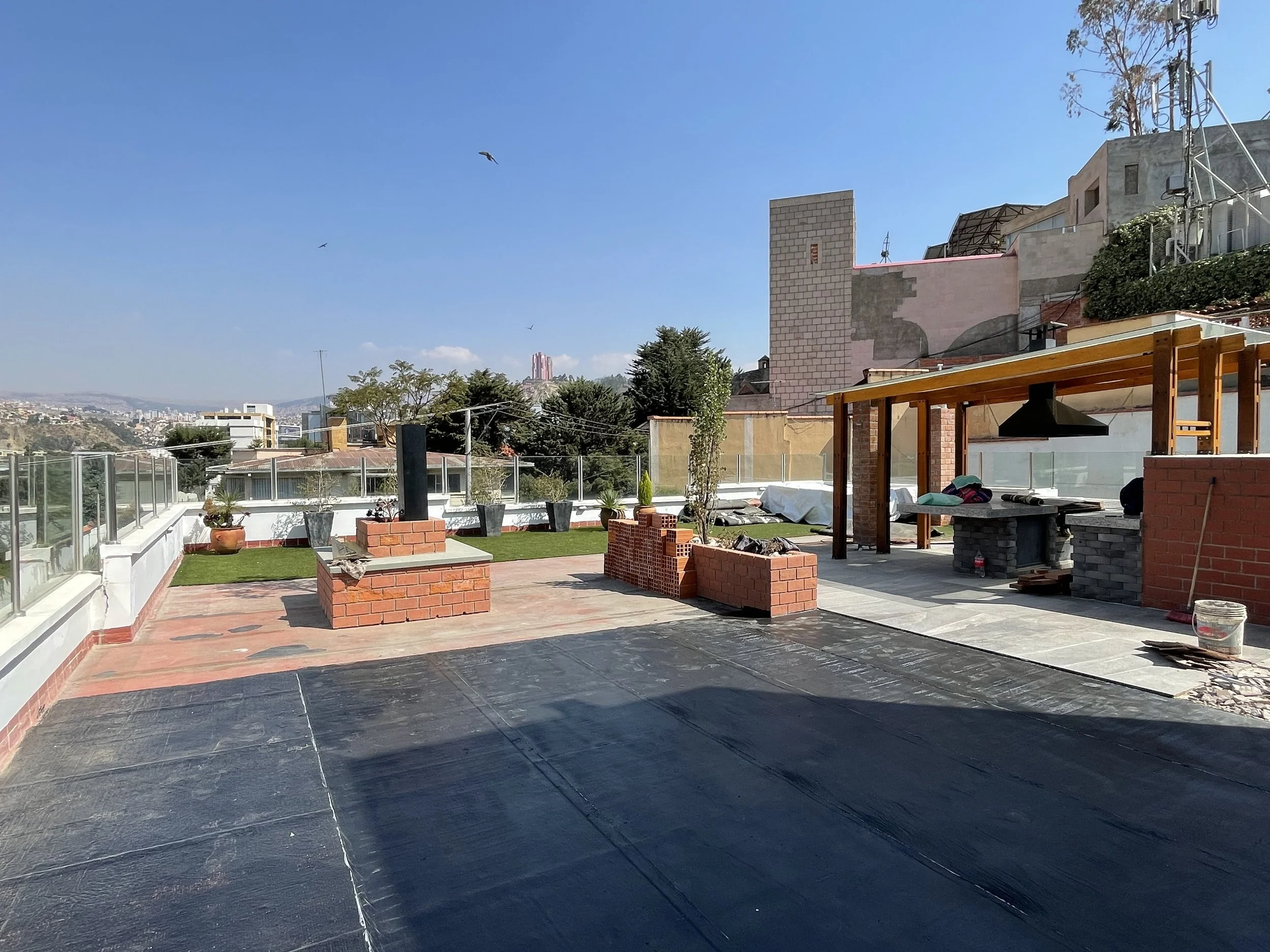 La terraza que filtraba: 7 errores comunes de impermeabilización (y cómo los evitamos en el proyecto de esta terraza ajardinada)  
