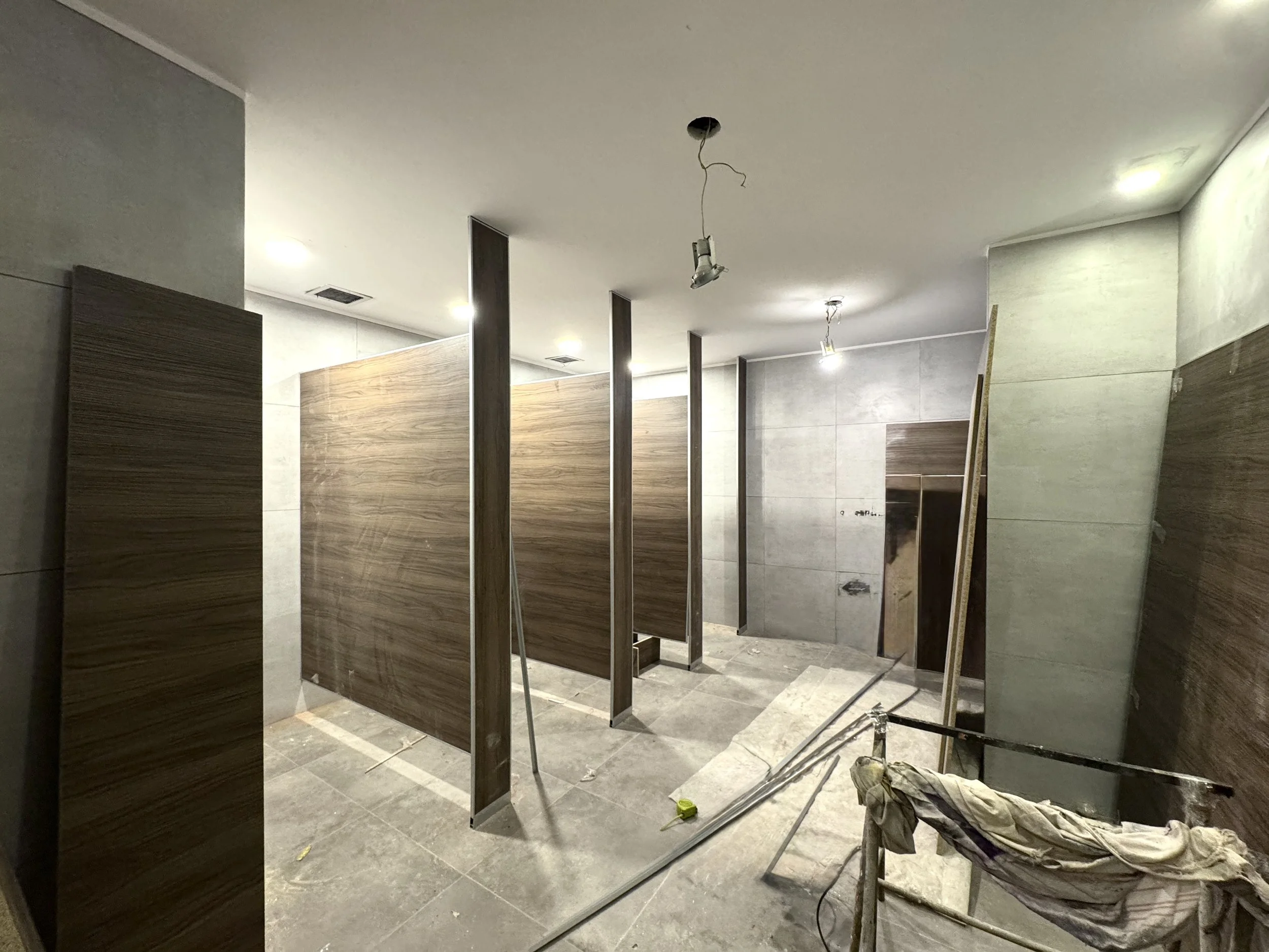 Avance en baños de la Cinemateca: porcelanato y separadores