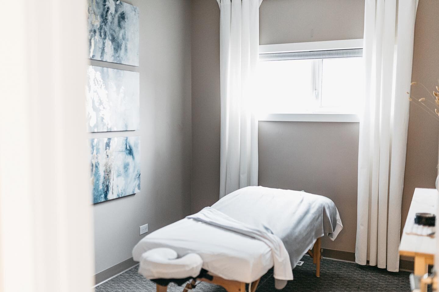 Find a space to clear your mind! 

Check our InstaStory or Facebook page for our upcoming availability. 
Call or text us to grab yourself a spot! 
204-736-3559
Or simply book online: 
https://bodywaves.Juvonno.com/plogin.php
.
.
.
#massage #massageth