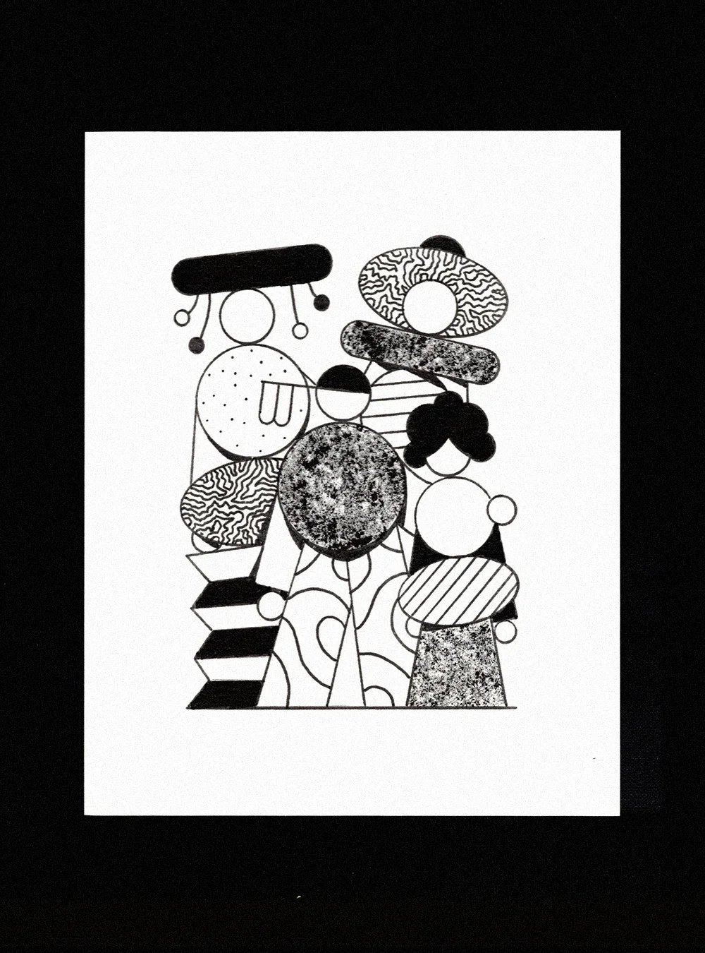 Illustration abstraite en noir et blanc représentant des formes géométriques et organiques, comme des cercles, des rectangles et des formes ressemblant à des totems ou figures humaines stylisées.
