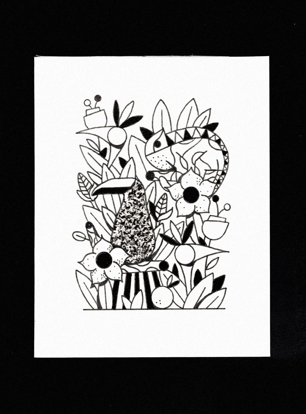 Dessin en noir et blanc représentant un animal, probablement un chien, entouré de fleurs, de feuilles et de fruits stylisés, avec un style abstrait et graphique.