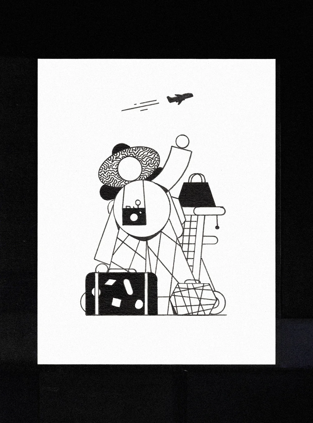 Illustration en noir et blanc d'une personne avec un chapeau, entourée de bagages, regardant un avion dans le ciel.