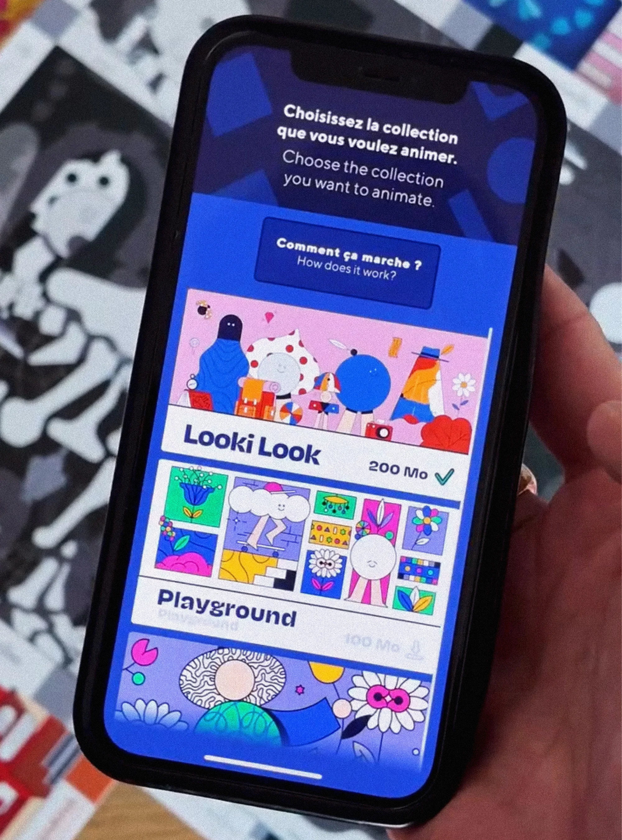 Écran d'un téléphone affichant une interface pour choisir une collection d'objets à animer avec des illustrations colorées de personnages et de dessins animés dans une section intitulée 'Looki Look' et 'Playground'.