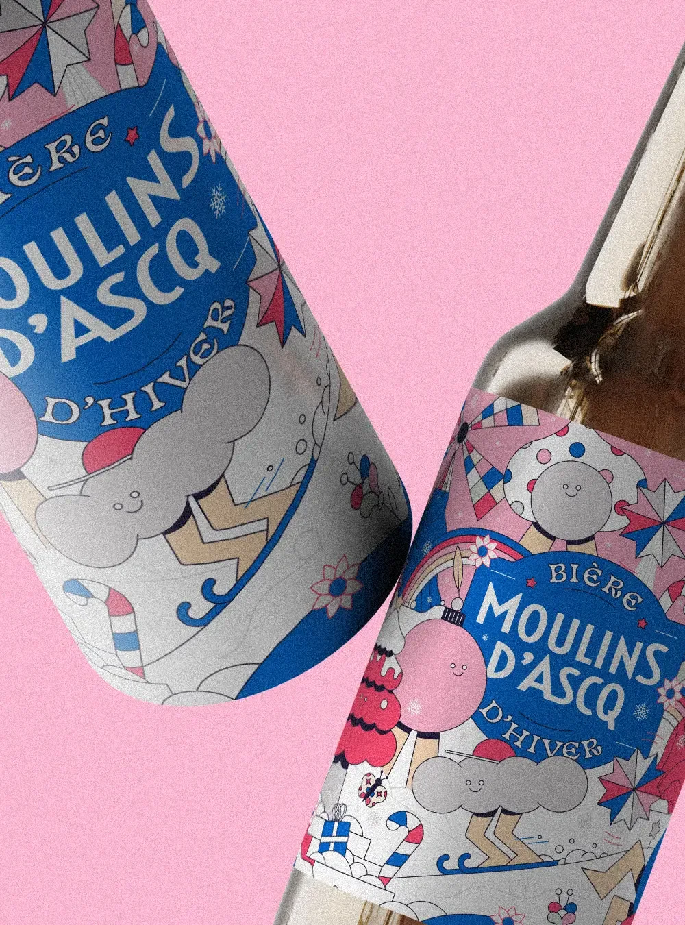 Deux canettes de bière Moulins d'Ascq avec un décor hivernal, couleurs pastel, sur un fond rose.