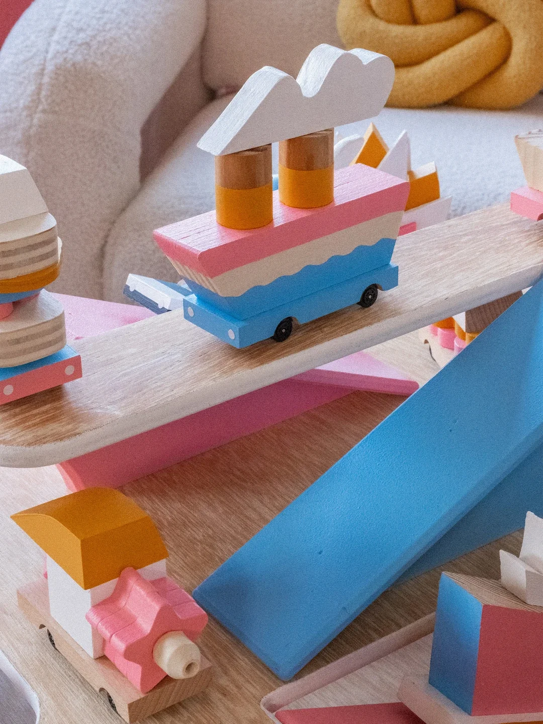 Jeu de construction en bois avec bateau, roues et autres formes