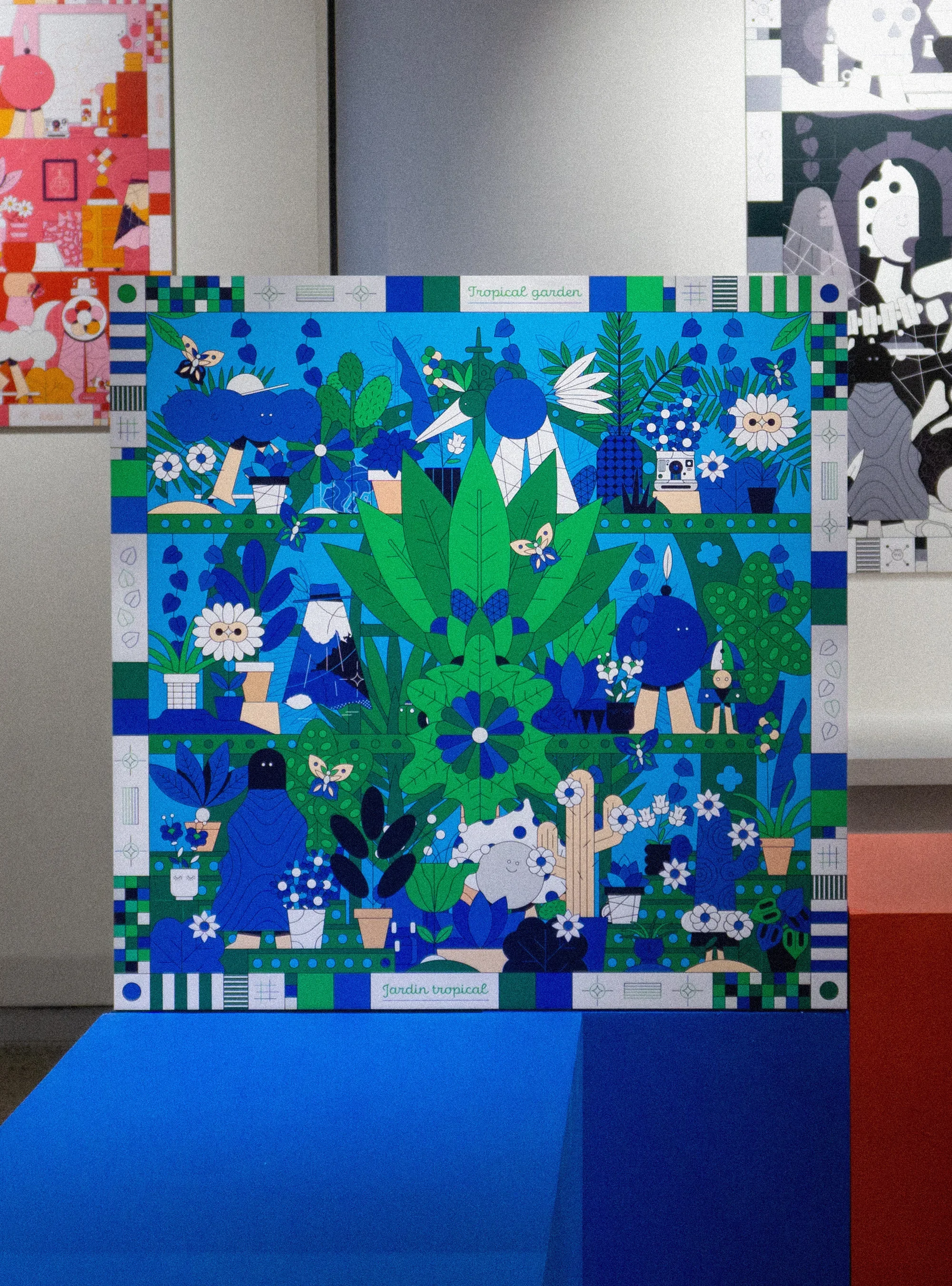 Illustration colorée d'un jardin tropical avec des plantes, fleurs, insectes et petits animaux dans des tons bleus et verts, marquée 'Jardin tropical'.