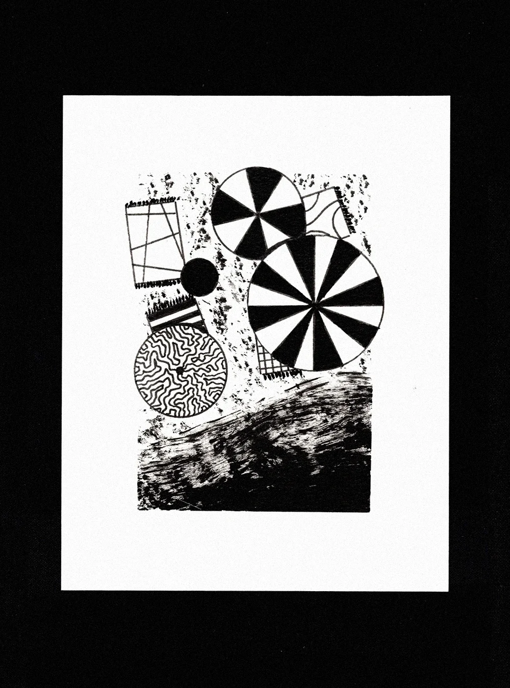 Une œuvre d'art abstraite en noir et blanc avec des cercles à motifs, des formes géométriques et une texture ardoise en bas.