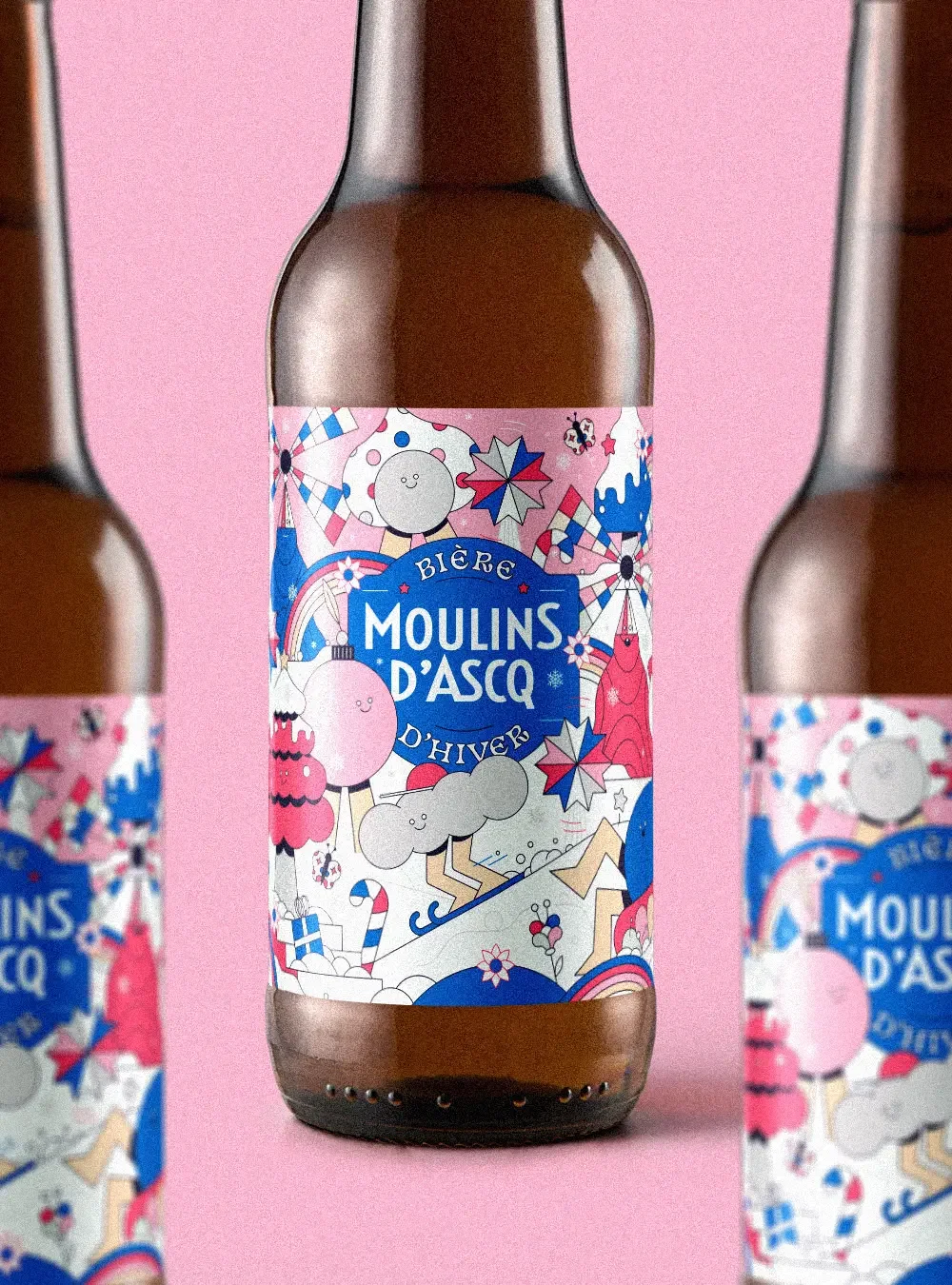 Bière Moulins d'Ascq d'hiver avec un étiquette colorée, représentant un paysage hivernal avec des éléments de fête, comme des bonhommes de neige, des sapins, des arches et des décorations festives sur fond rose.