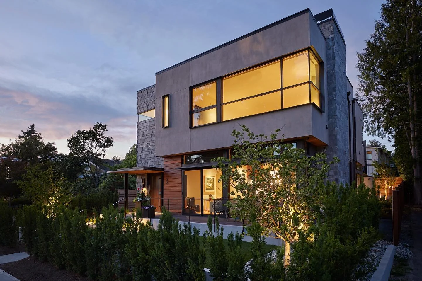 Notice anything unique about the upper story at our #MCTarchCourtyardHouse? These corner window conditions create widespan views that really capitalize on the sights and allow each space to live larger. All four corners are designed and engineered to