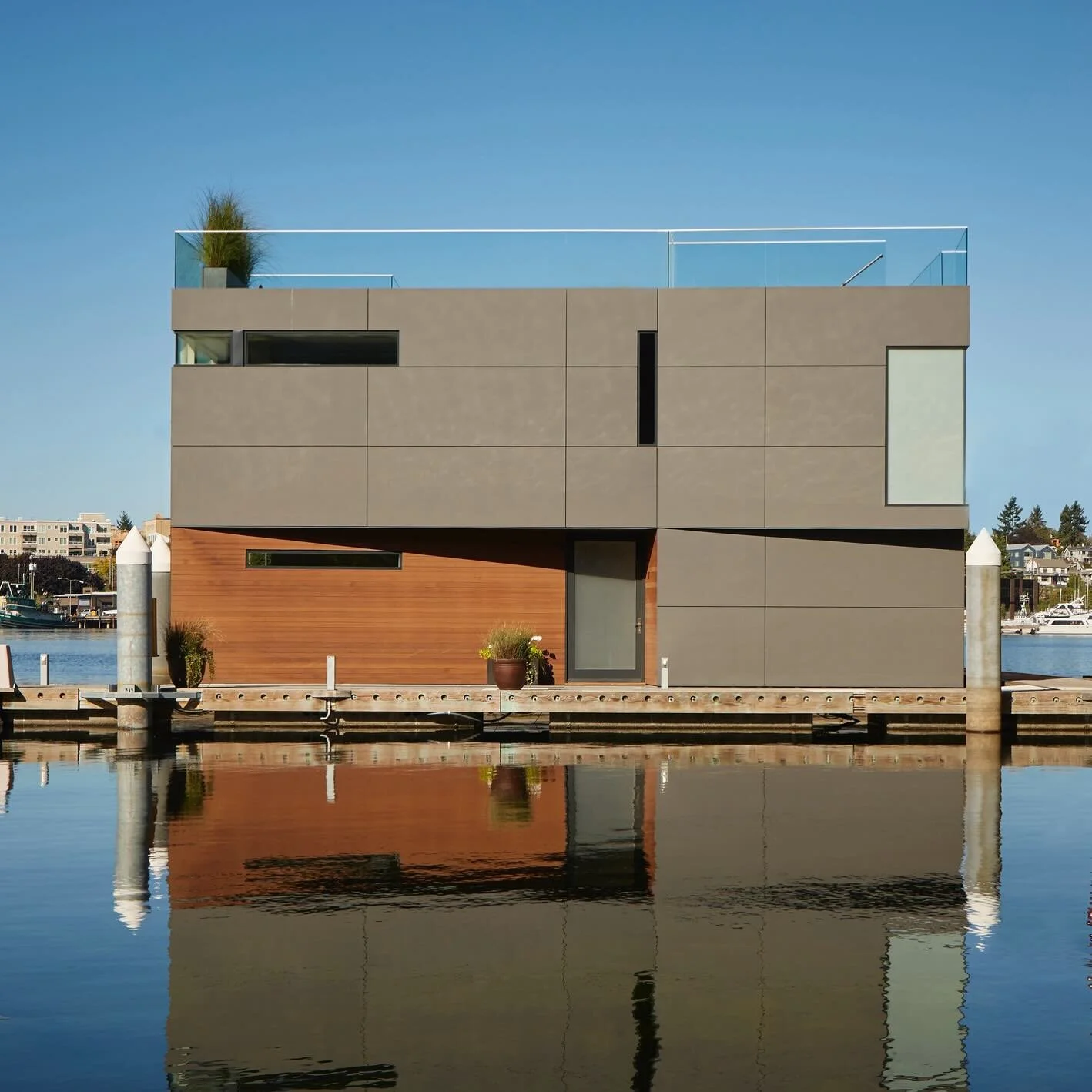 Floating atop Lake Union our #MCTarchWaterHouse features a multifaceted facade consisting of equitone fiber cement panels and wood siding. Find more images of this house boat on our website linked in bio! #MCTarch
.
.
.
.
Architecture + Interiors: @m