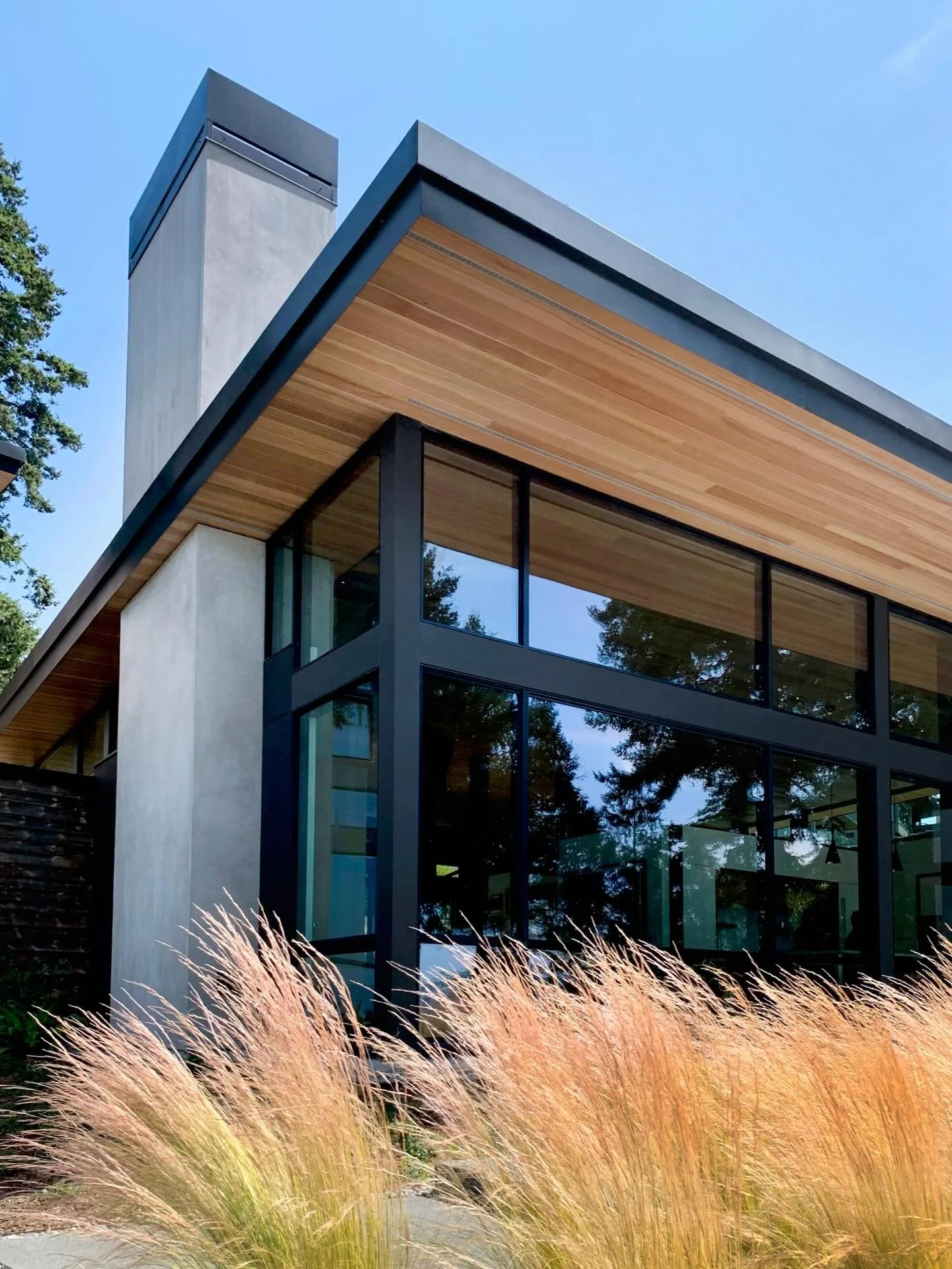 At our #MCT_GlasswingHouse, Norwegian wood cladding, clear Hemlock eaves, black resin panels, and concrete offer a refined take on Pacific Northwest modernism - warm but restrained and grounded in context. Floor-to-ceiling glass along the waterfront 
