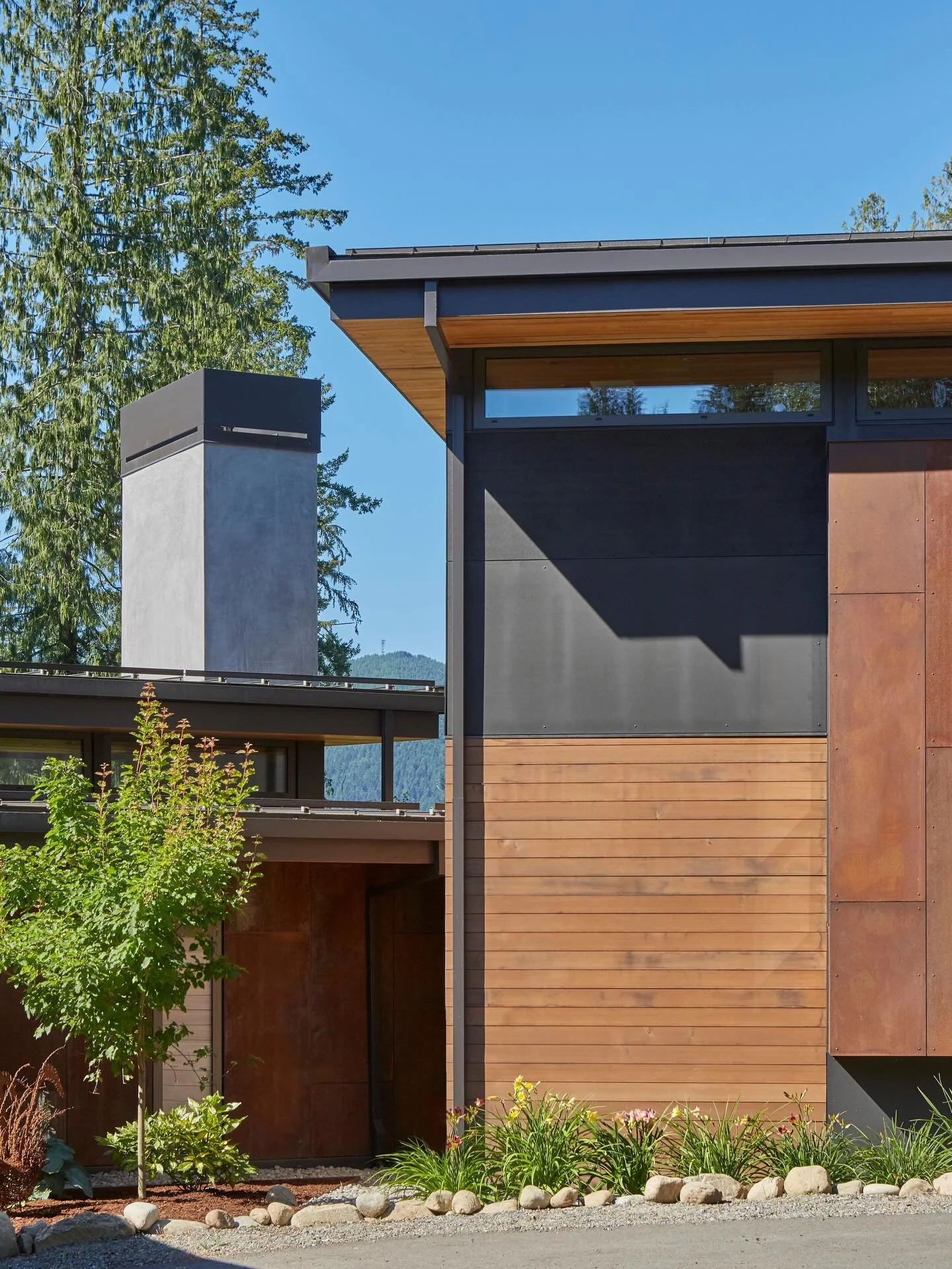 After last week&rsquo;s brief return to winter here in the PNW, we&rsquo;re back to a Spring state of mind. In celebration of today&rsquo;s equinox, we&rsquo;re featuring one of our &lsquo;greenest&rsquo; projects to date that sits within the lush la