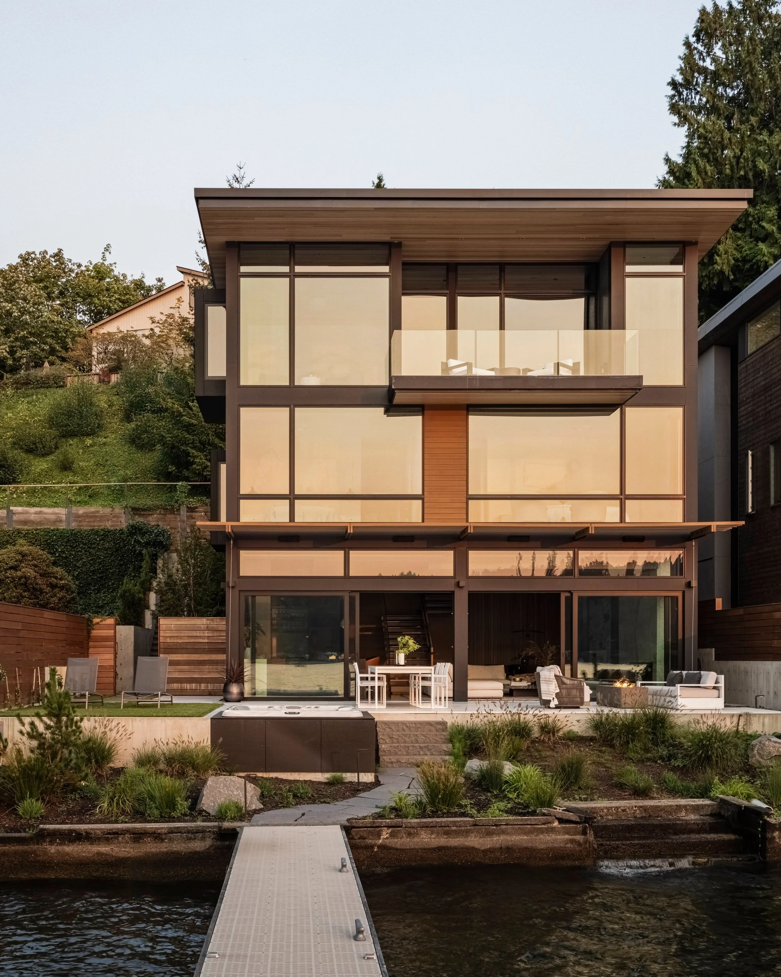 Transforming a modest waterfront lot into a peaceful three story retreat with stunning panoramic views was a core value at our #MCT_SalixHouse, designed with a deep appreciation for the beauty of lakefront living. With a uniquely positioned house alo