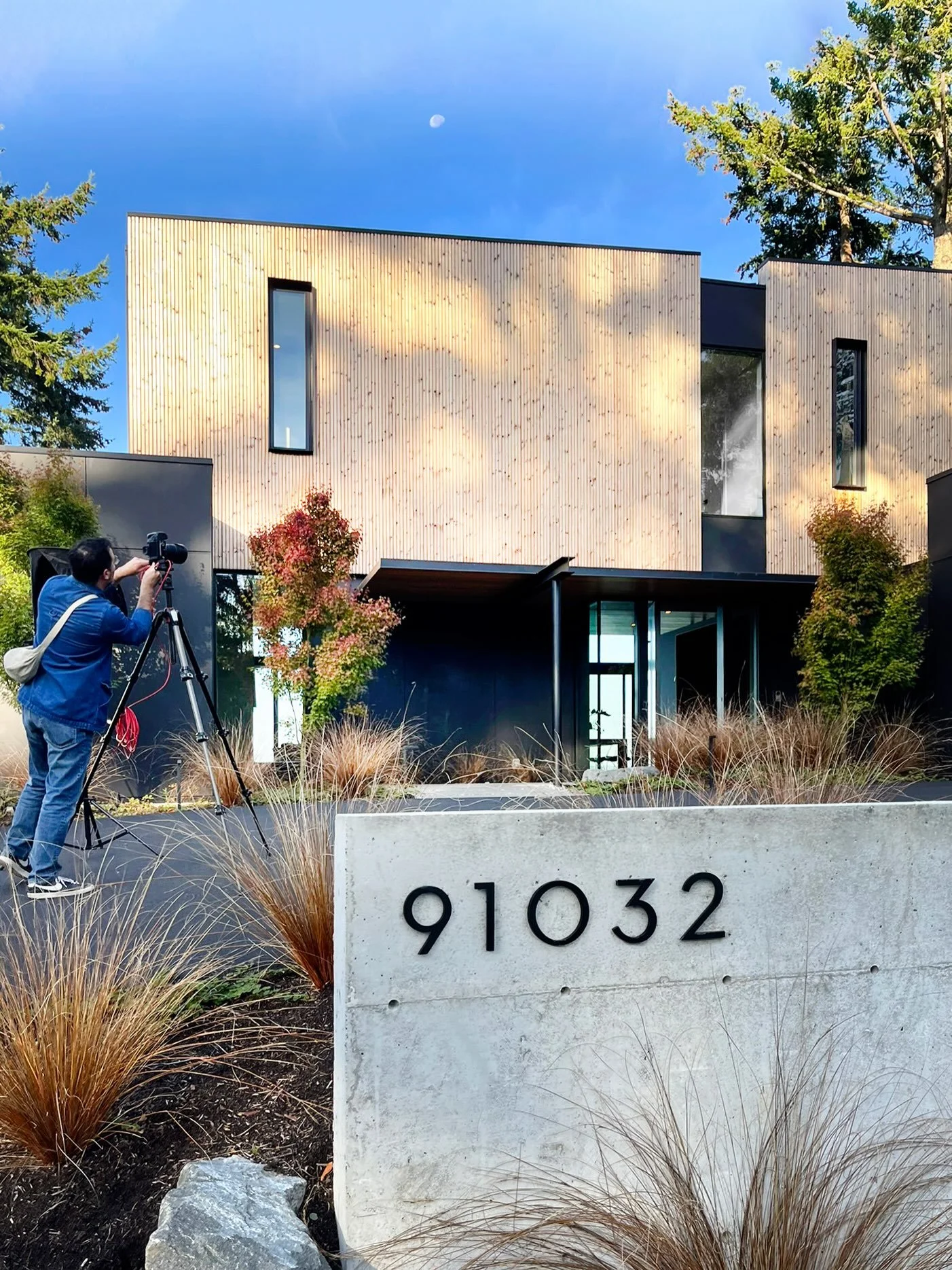 The sun came out for our photoshoot with the talented @rafaelsoldiphotography at our #MCT_CliffedgeHouse last week! We look forward to sharing the full project. For now, a few details offer a glimpse of what makes this home special: minimal modernist