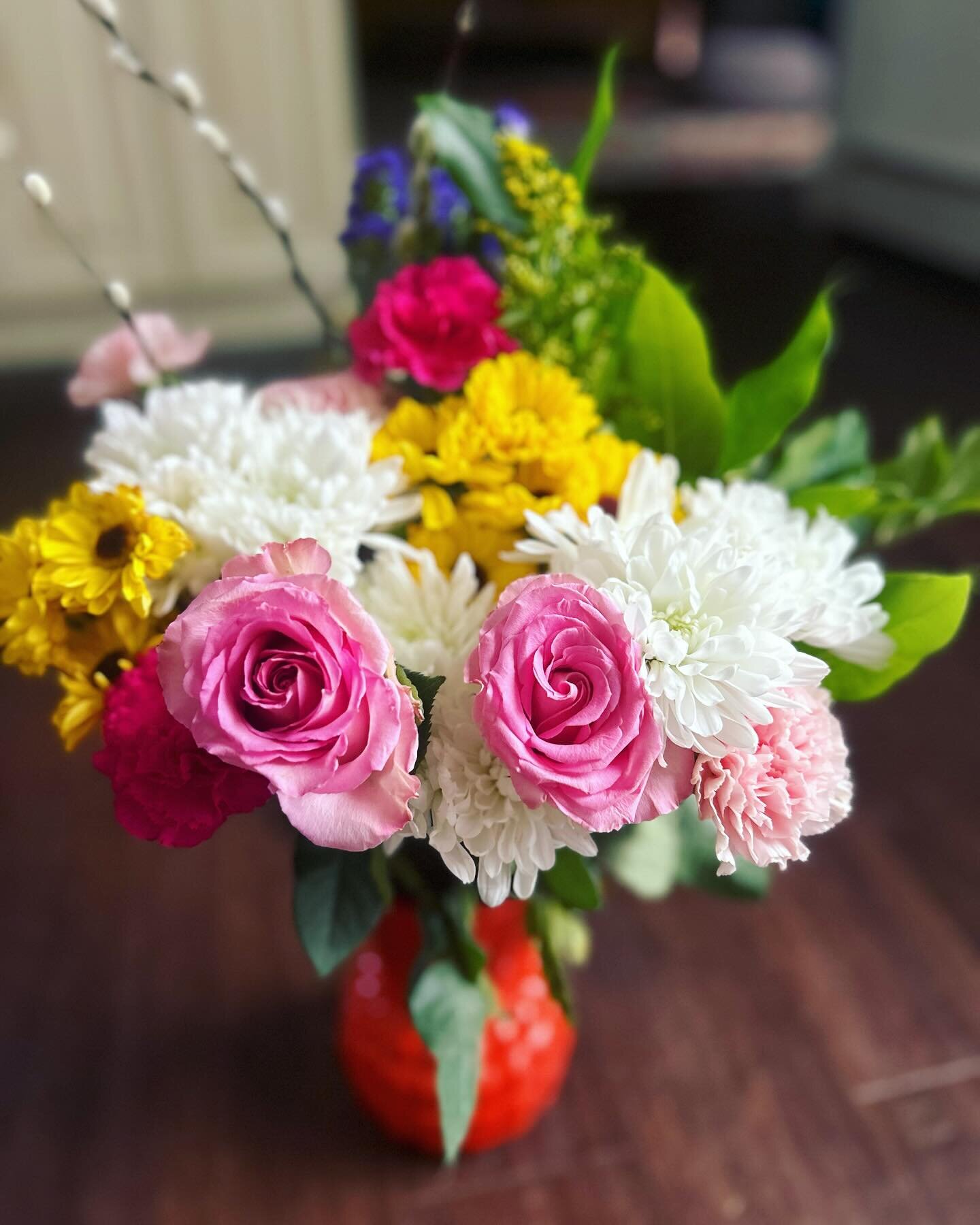 When you have a long day and your wife is the best. ❤️ @jpaq1225 #lifestylephotography #lifestylephotographer #commercialphotography #commercialphotographer #brandphotography #brandphotographer #spring #springflowers #bouquet #newenglandliving