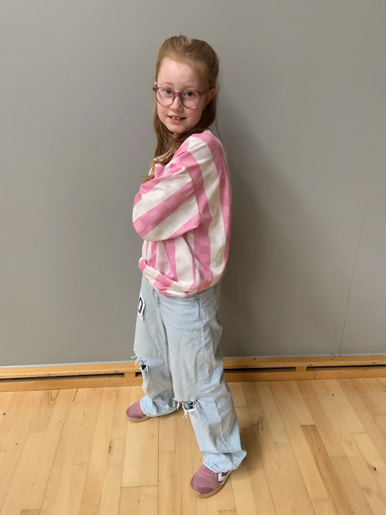 Hiphopdanser fra Dansefeber i Aarhus Syd i studieportræt ved dansekonkurrence, i pink og hvid dragt