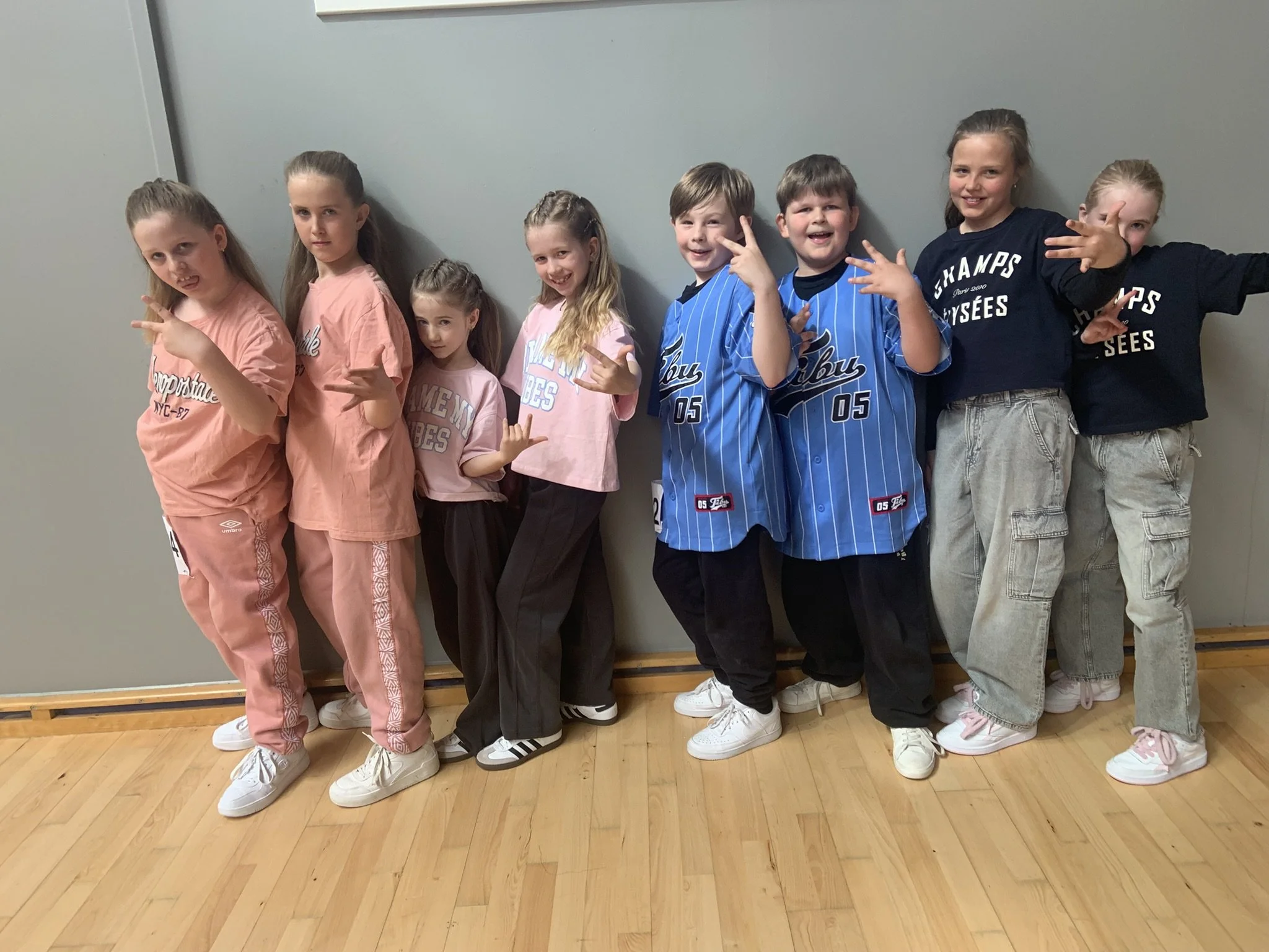 Otte hiphopdansere fra Dansefeber i Viby J i studieportræt ved dansekonkurrence