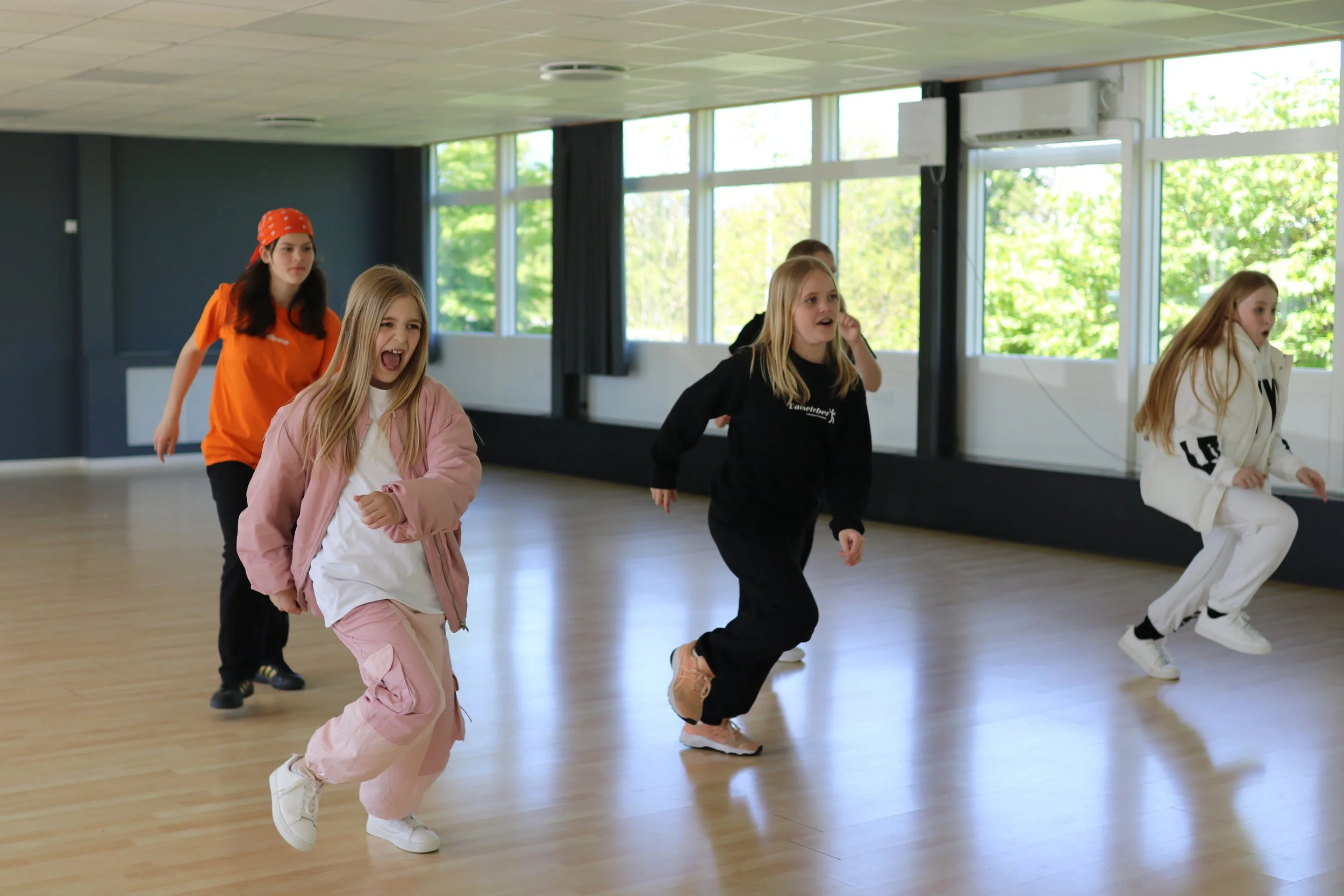 Danseglæde og energi på Funky Stars hiphop hold hos Dansefeber i Aarhus Syd