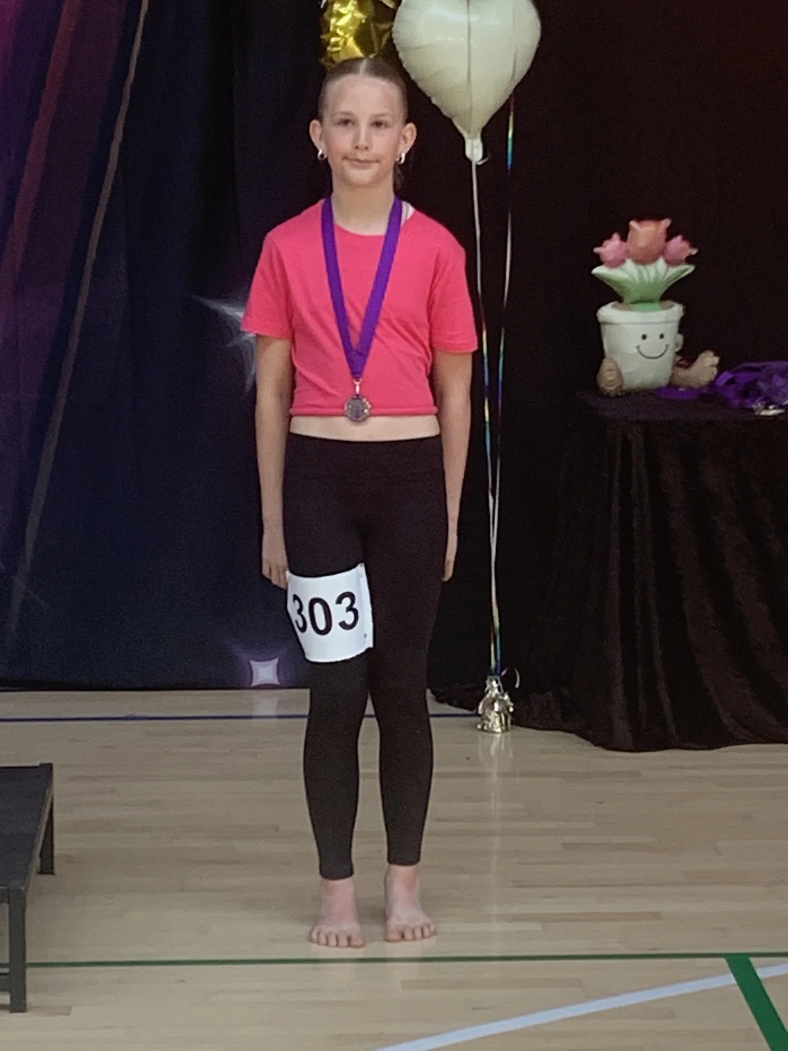 Danser fra Dansefeber i Viby J med medalje ved dansekonkurrence, i rosa dragt