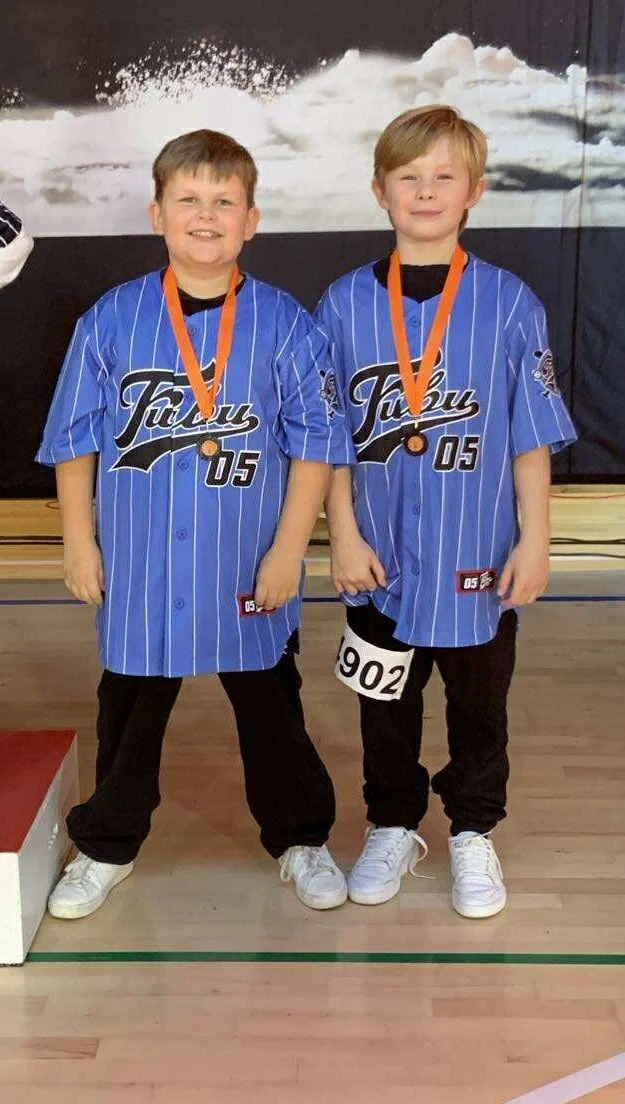dansefeber-viby-j-hiphop-duo-efteraarscup-medalje-blaa-fubu-drenge.jpg