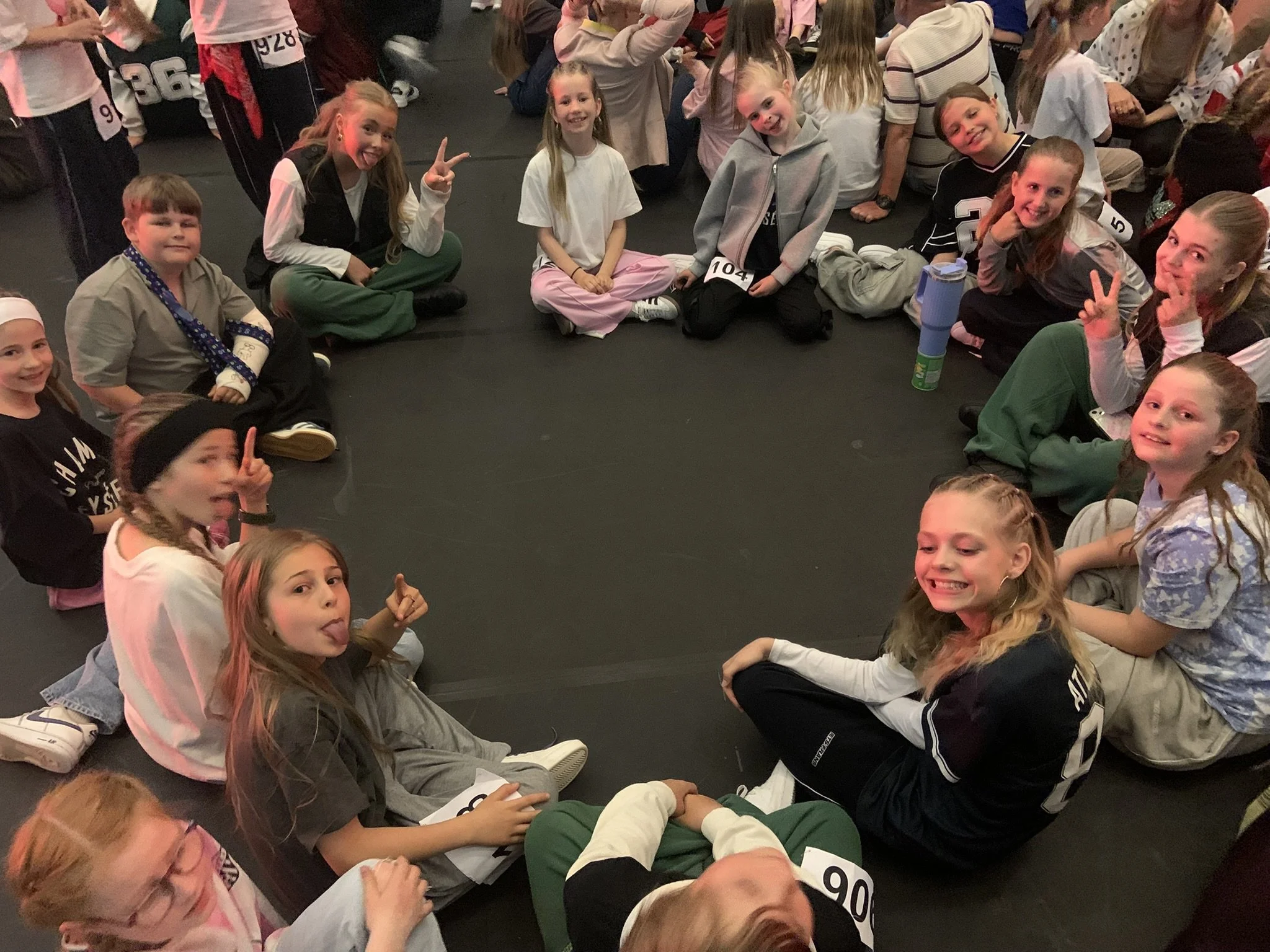 Dansere fra Dansefeber backstage ved Danmarksmesterskaberne 2026 i Forum Horsens