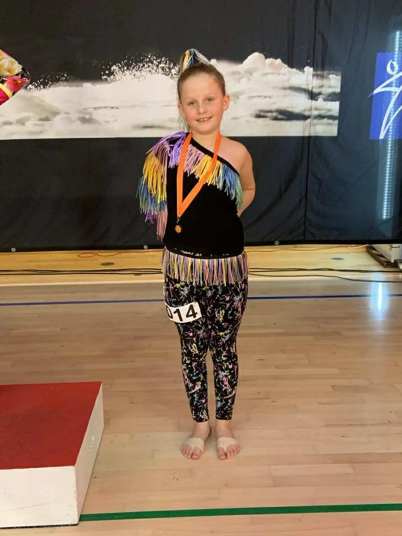 dansefeber-viby-j-disco-efteraarscup-medalje-discodragt-sort-regnbuefrynser.jpg
