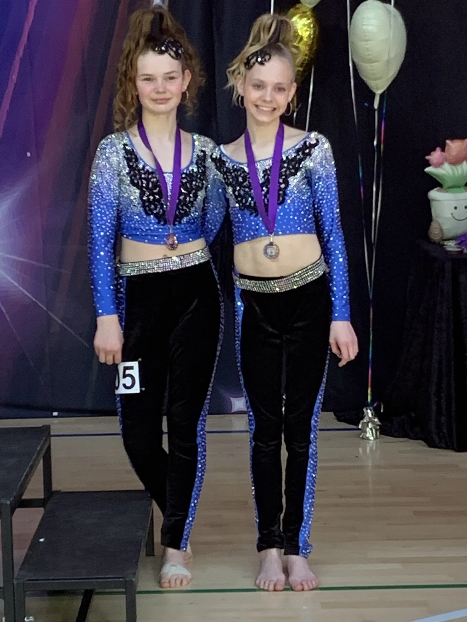 Discoduo fra Dansefeber i Viby J med medaljer ved dansekonkurrence, i blå og sort dragt