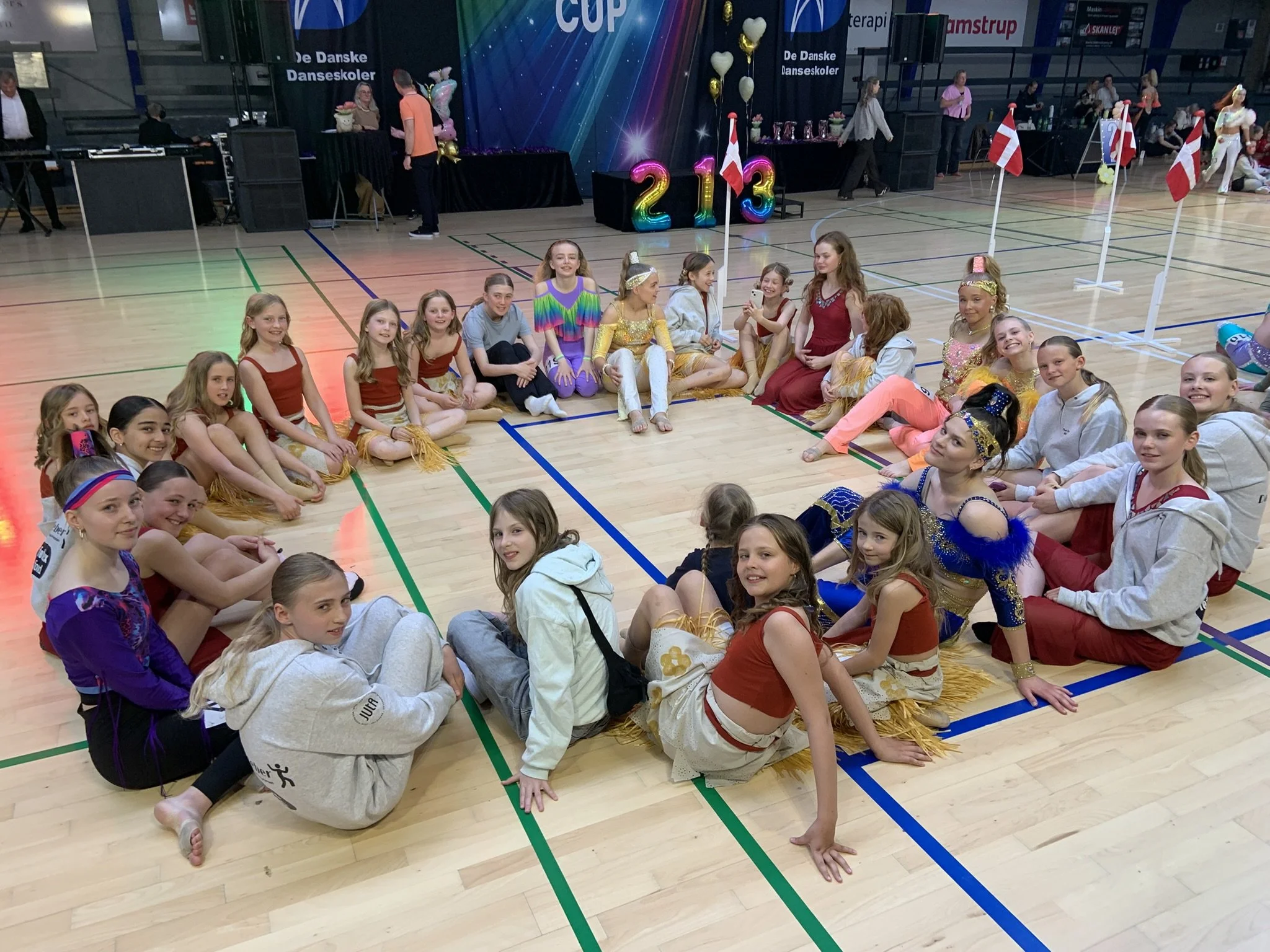 Dansere fra Dansefeber i Viby J, Aarhus Syd, samlet i hallen ved en dansekonkurrence