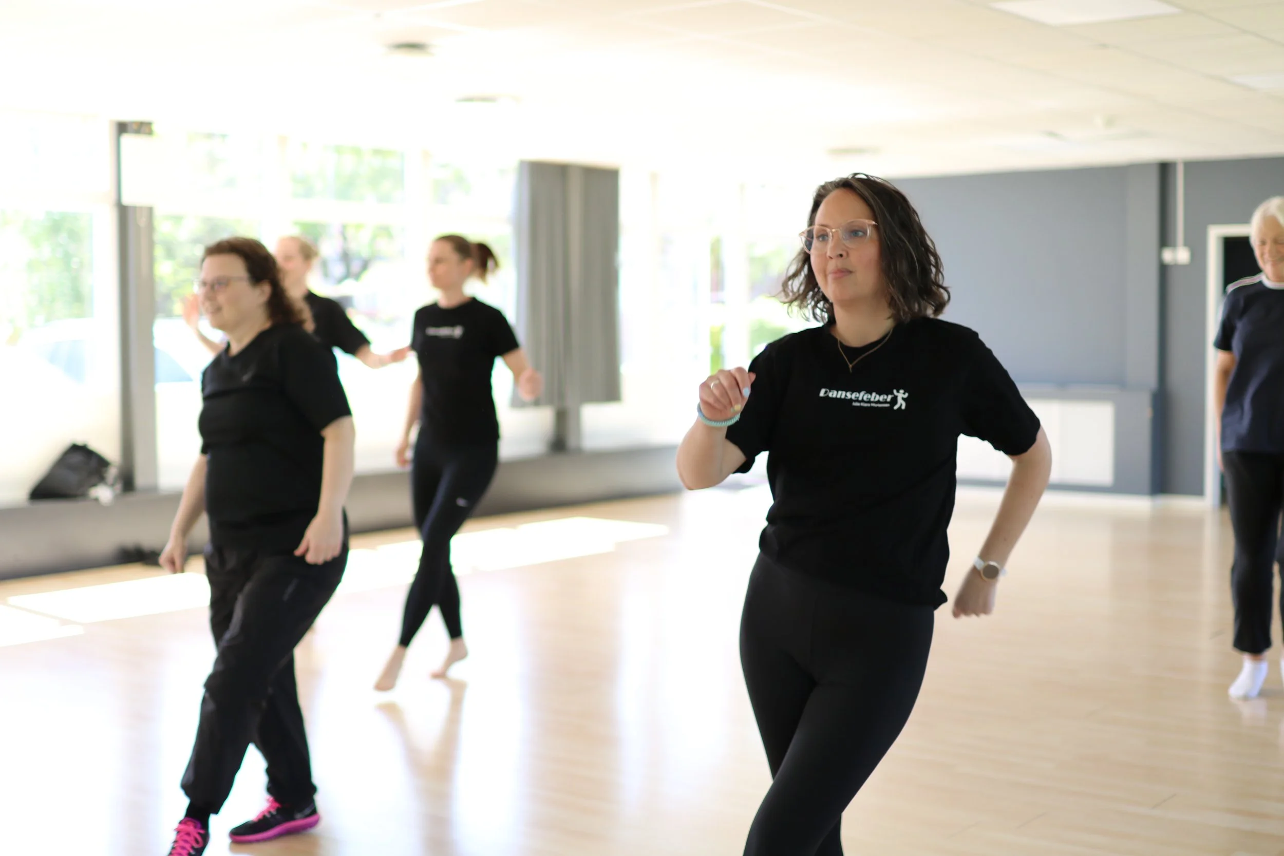 Voksne danser Feberdans hos Dansefeber på Vestre Kongevej i Viby J