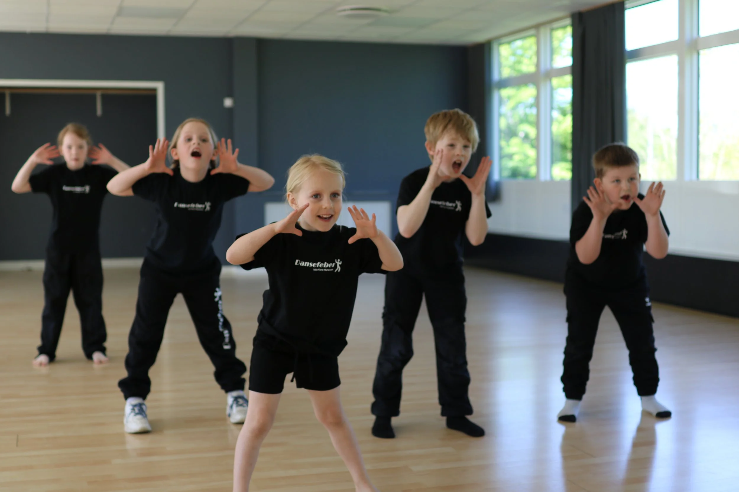 Små børn 3-5 år danser til MGP-musik på Danseprinsesser og Pirater hos Dansefeber i Viby J