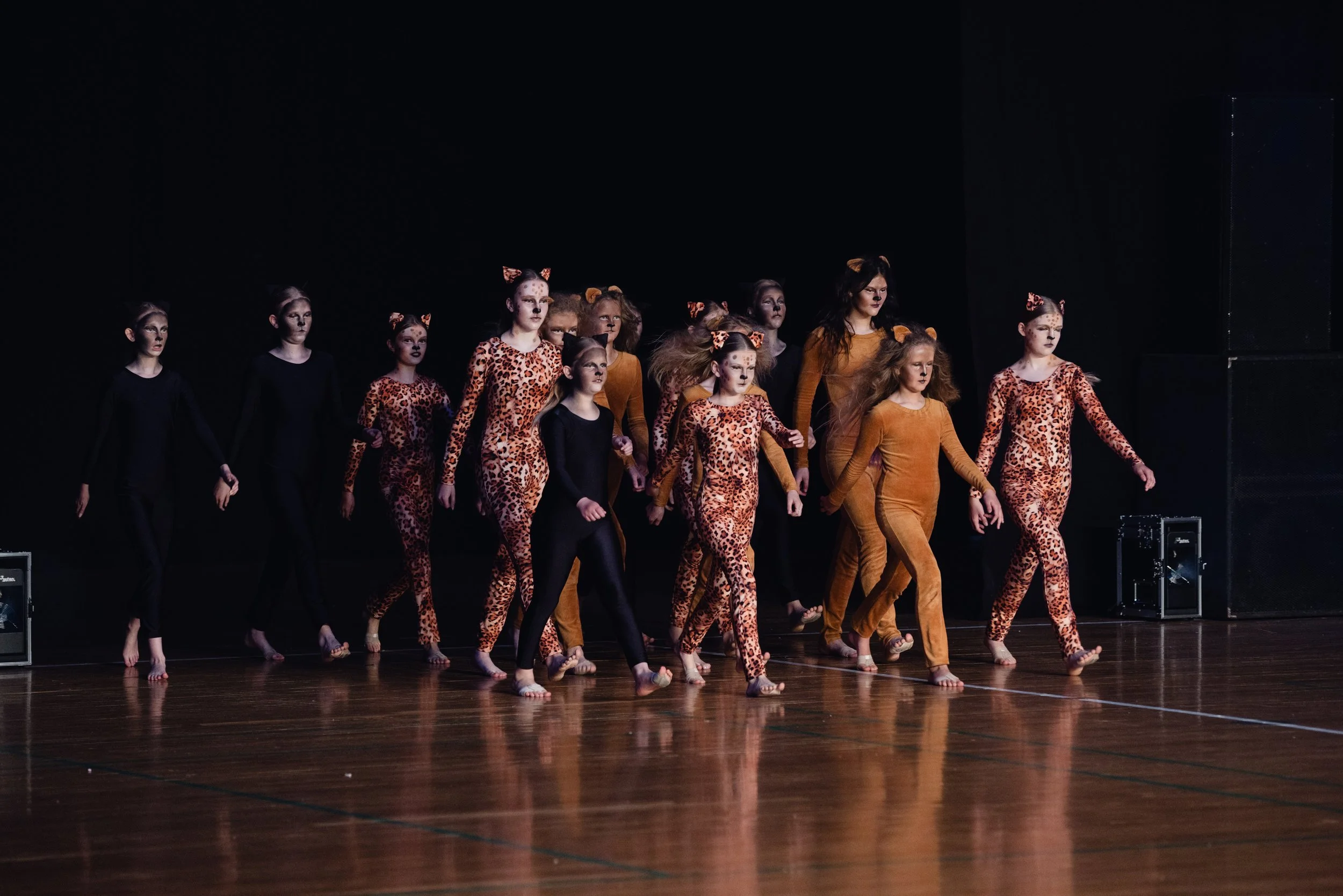 The Stars øver showdance formation til træning hos Dansefeber