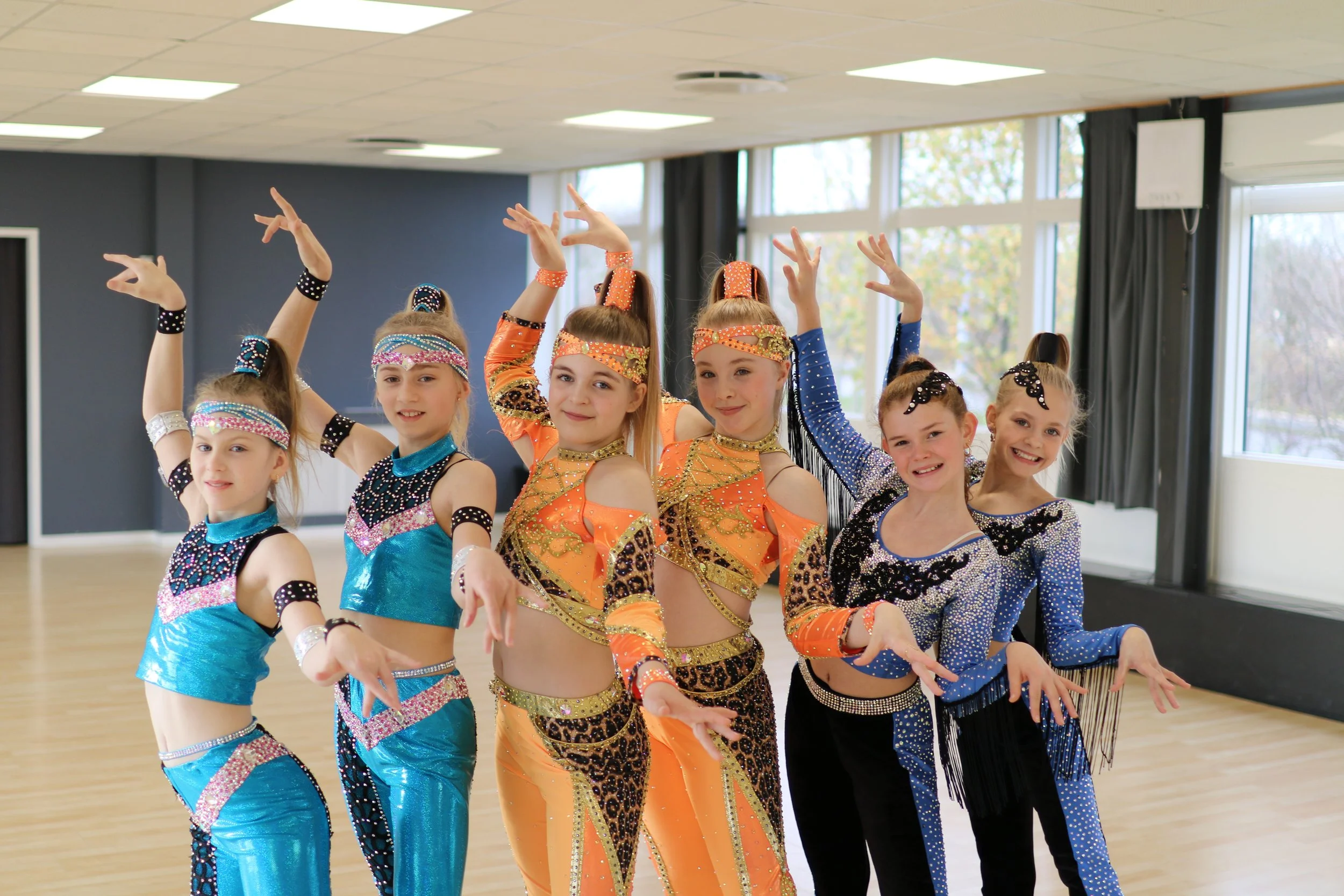 Disco dansere finpudser koreografi til ekstra træning hos Dansefeber i Viby J