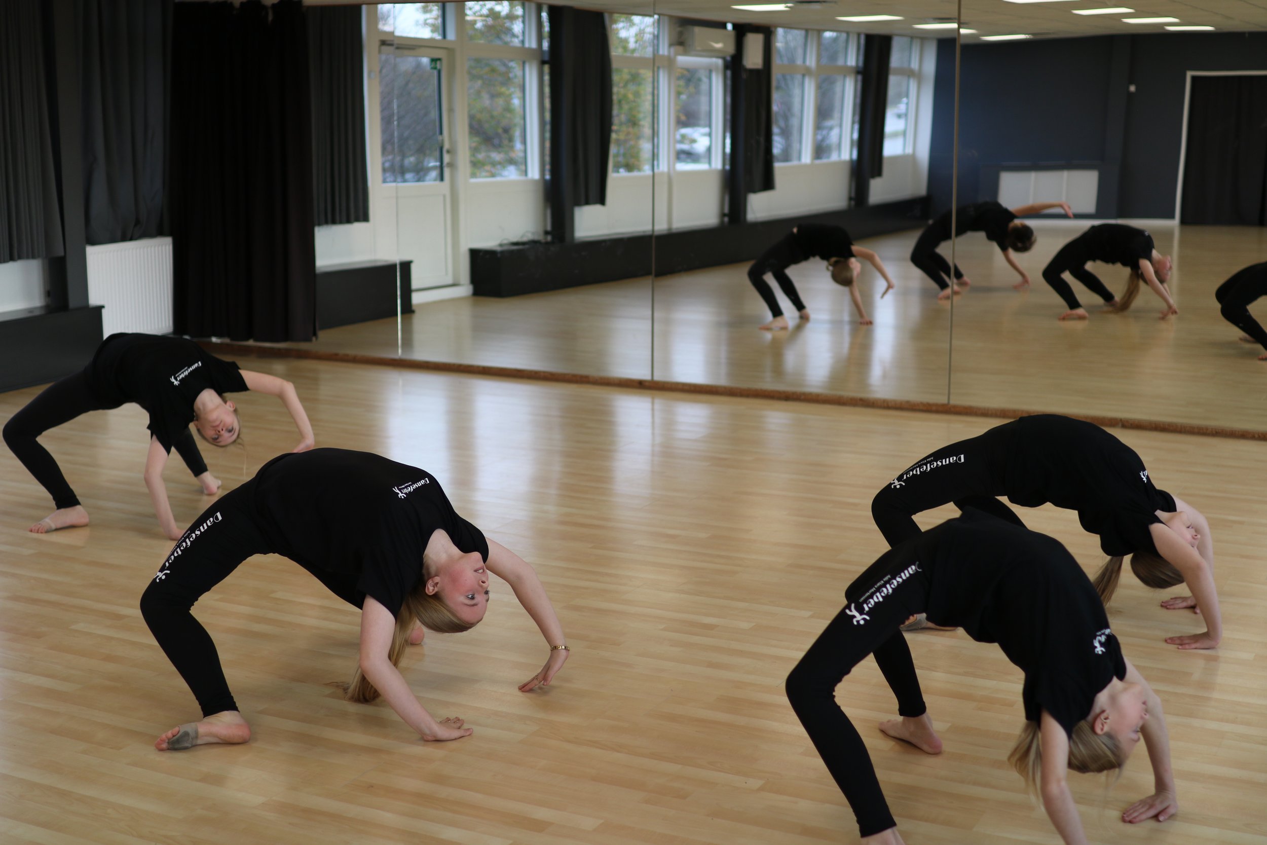 Unge dansere på Dansefebers elite hold Shining Stars til showdance træning