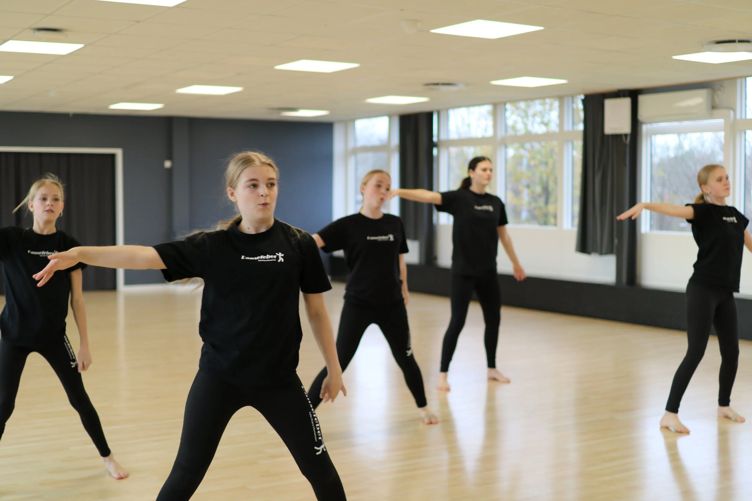 Shining Stars øver gulvkoreografi og floorwork til træning hos Dansefeber