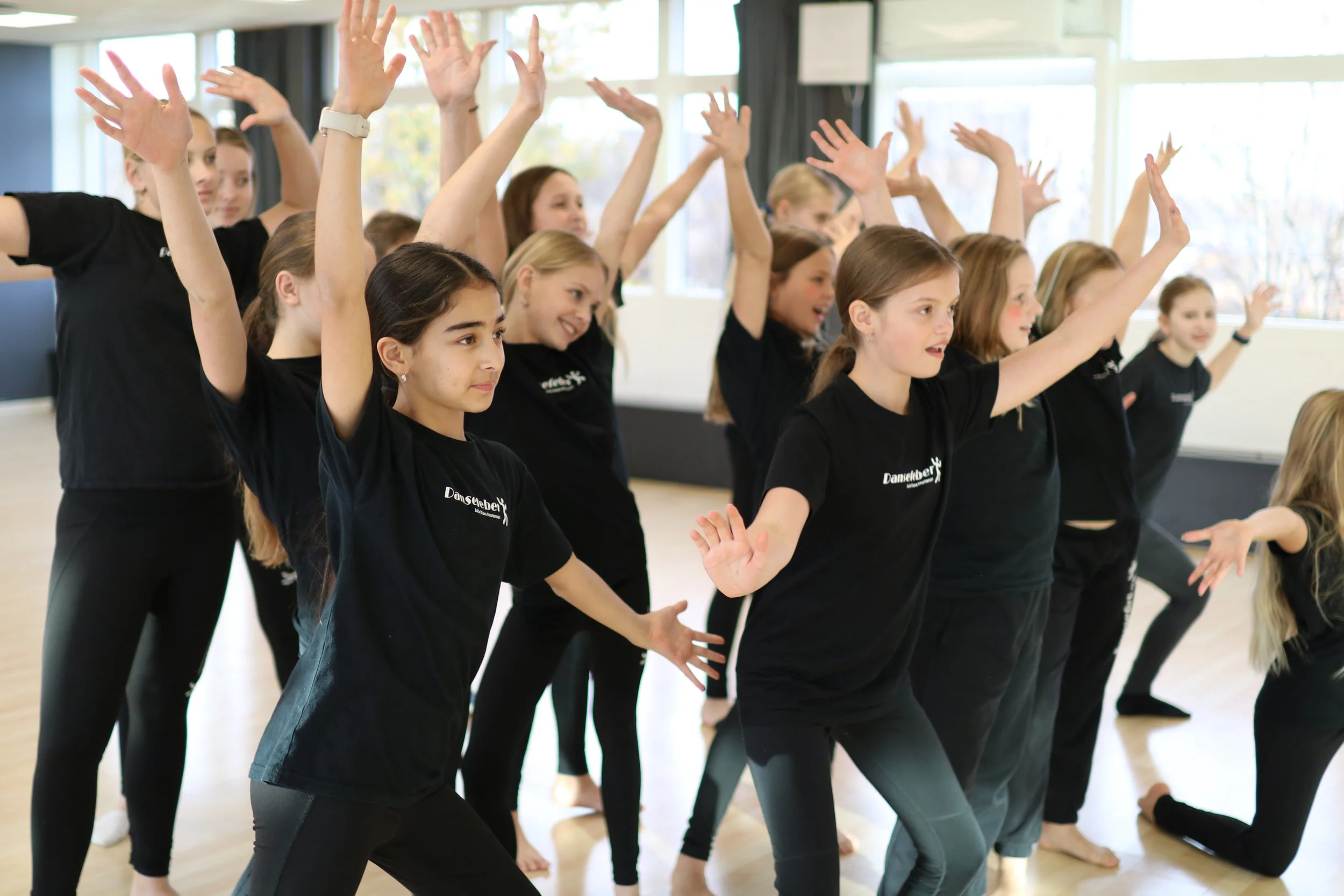 Dansehold for børn øver koreografi hos Dansefeber i Viby J