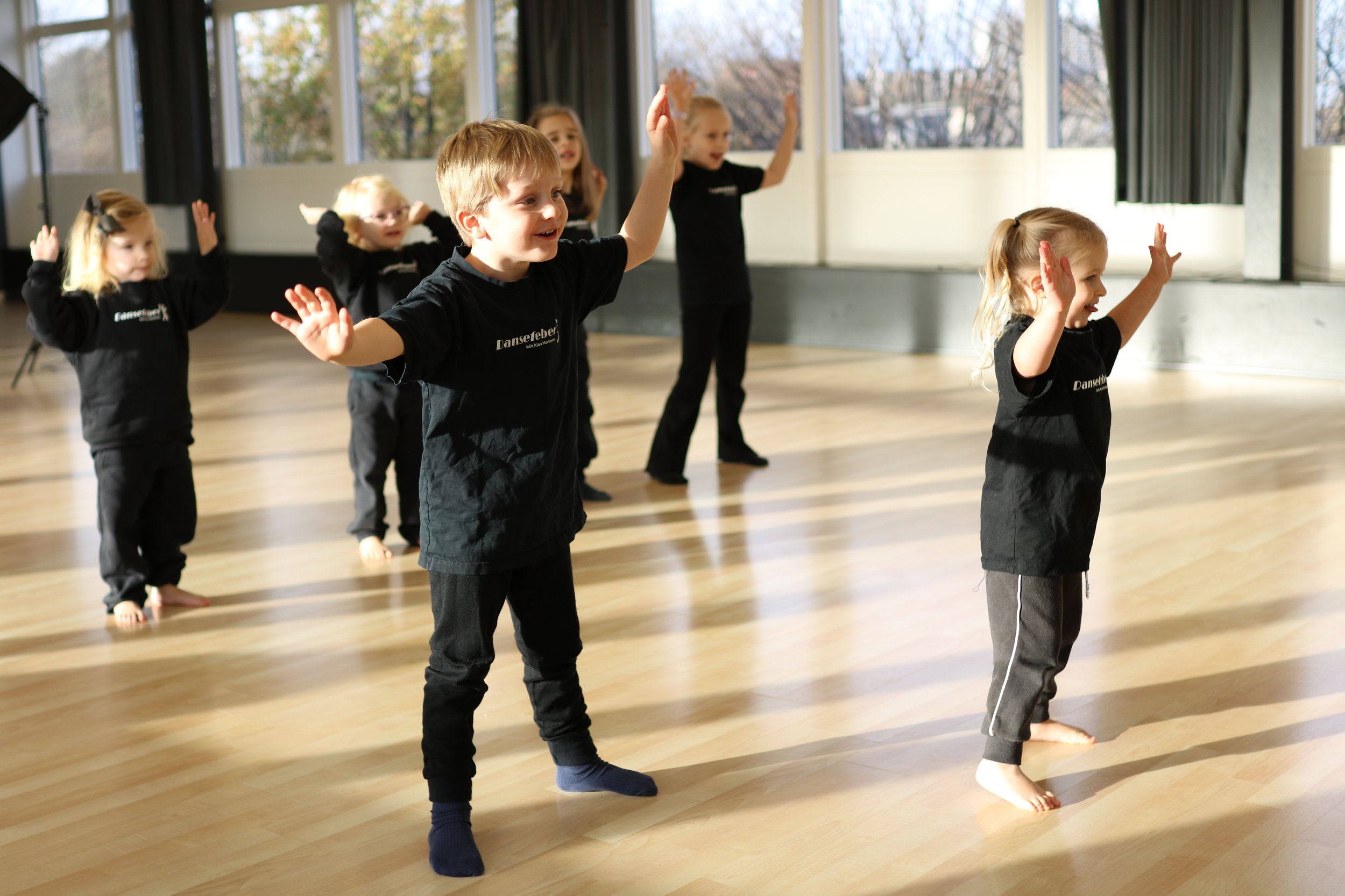 Små børn 3-5 år danser til MGP-musik på Danseprinsesser og Sørøvere hos Dansefeber