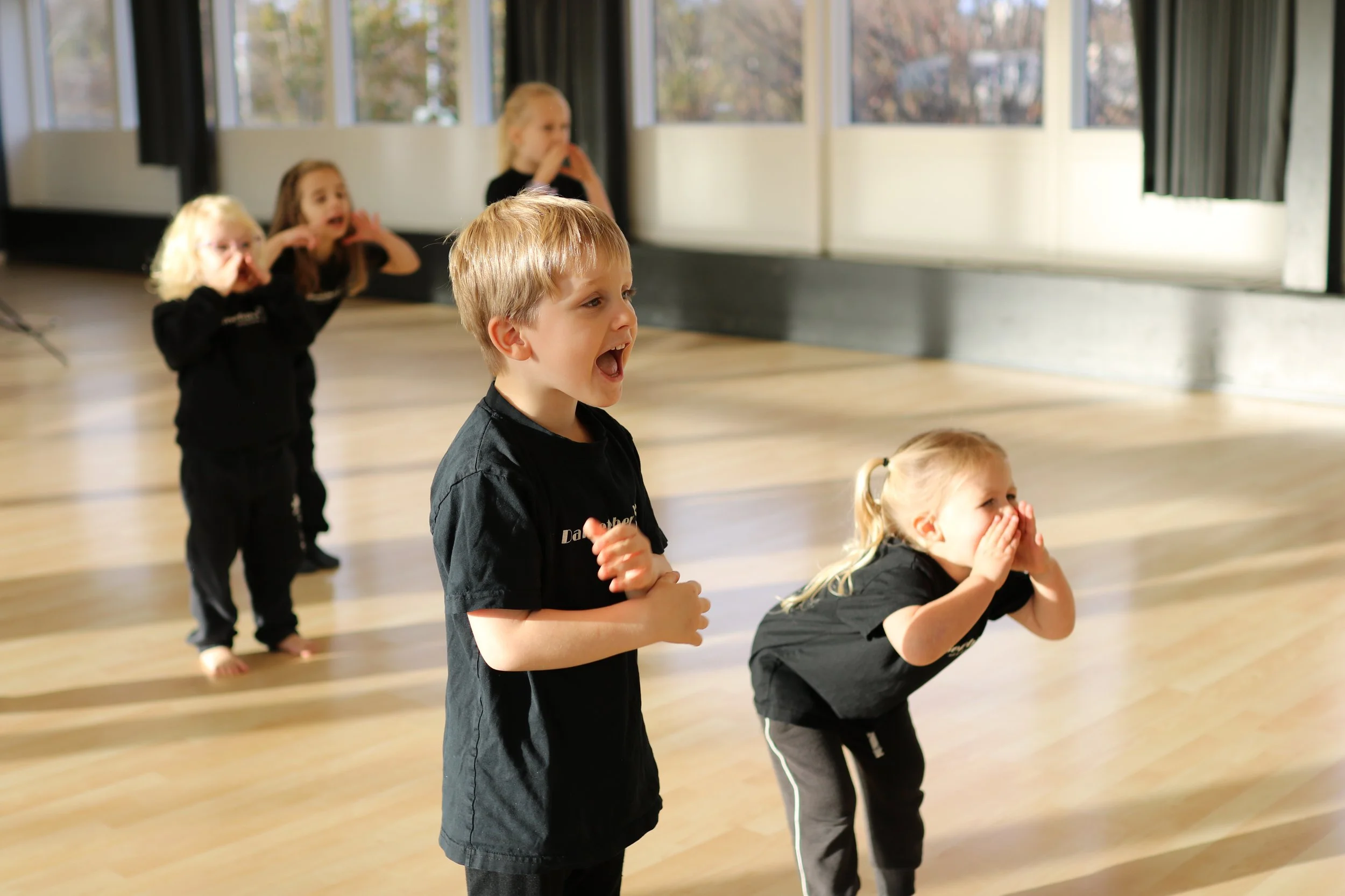 Danseprinsesser og Sørøvere danser MGP-dans hos Dansefeber i Viby J