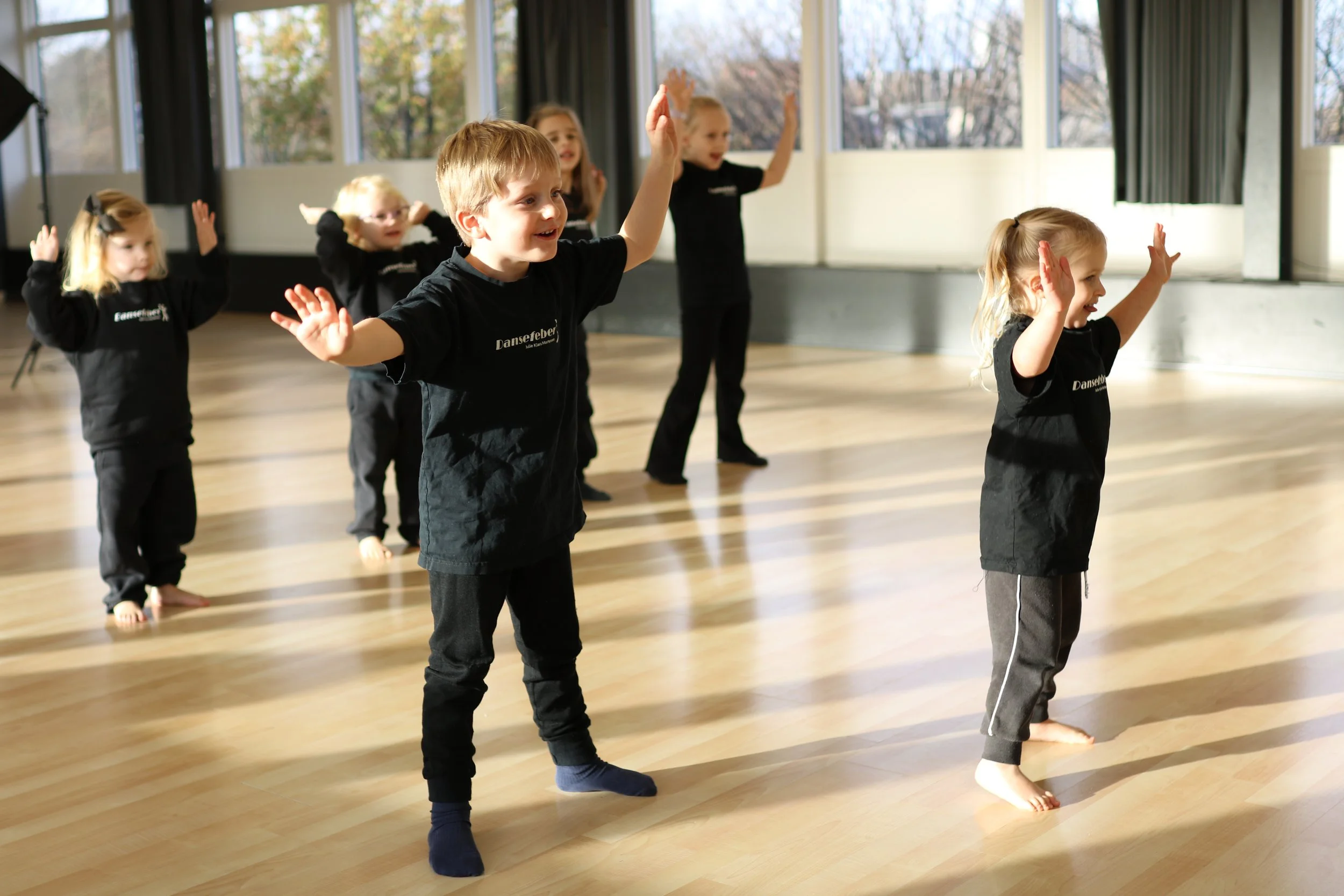 Små børn 3-5 år danser til MGP-musik på Danseprinsesser og Pirater hos Dansefeber