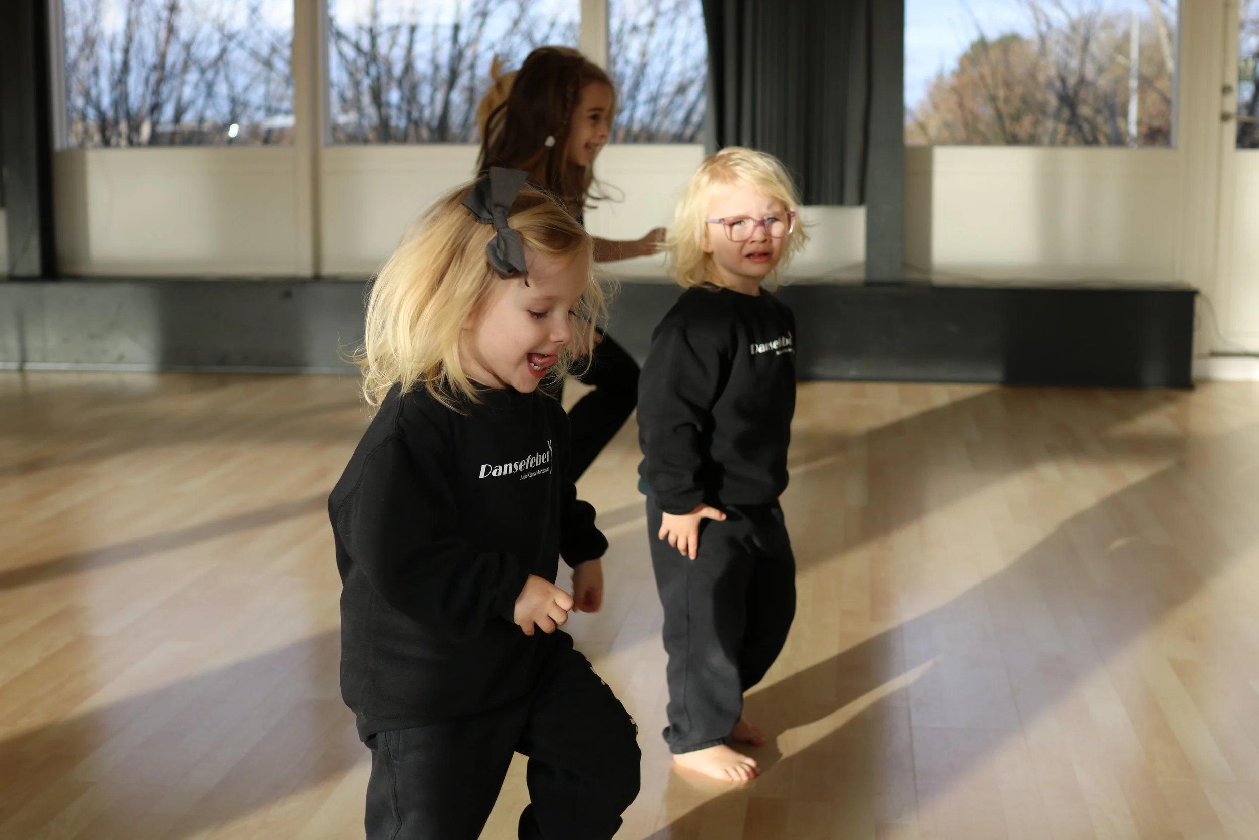 Danseglæde og fællesskab på Danseprinsesser og Pirater hos Dansefeber i Viby J
