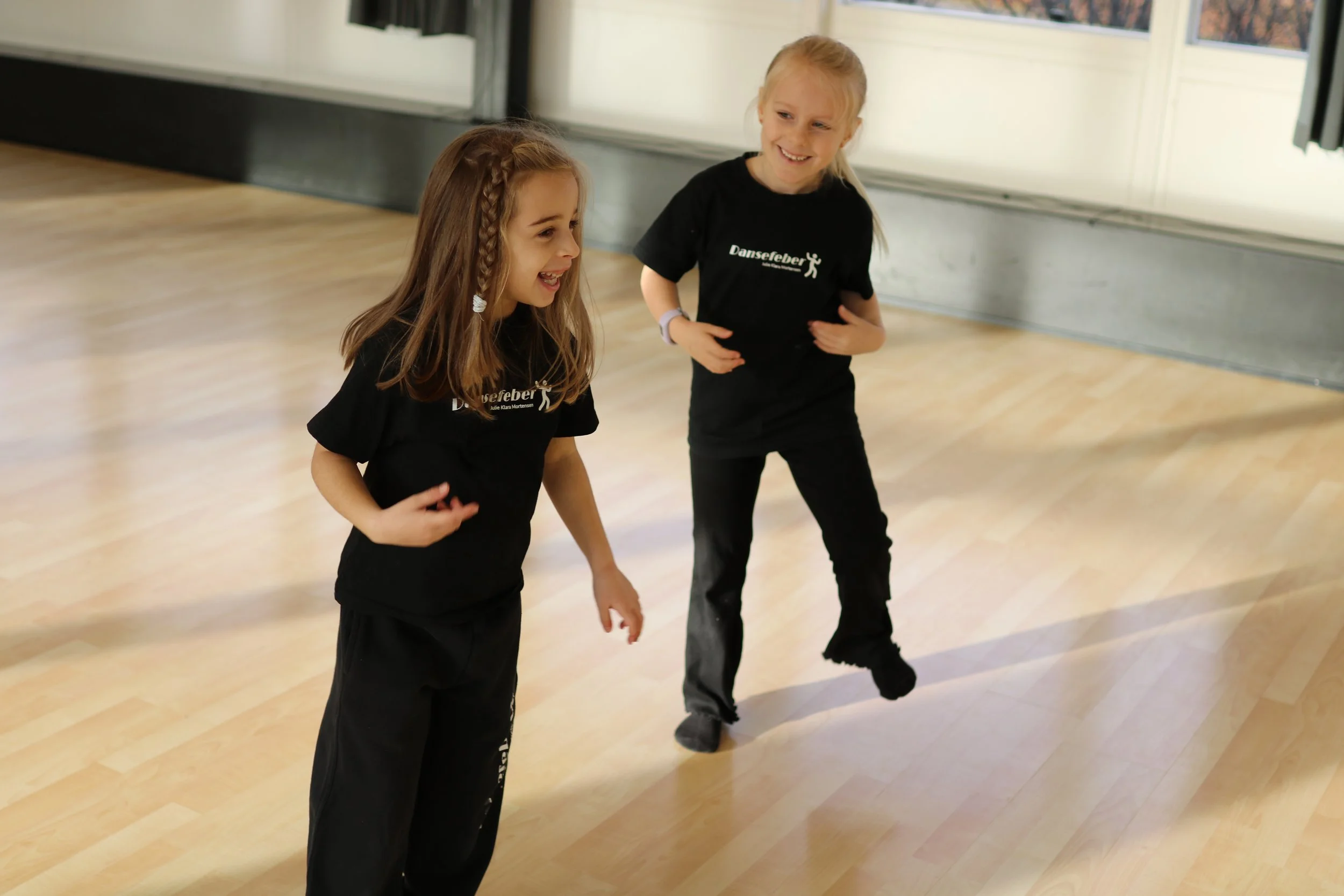Børn danser showdance og MGP på Danseprinsesser og Pirater hos Dansefeber