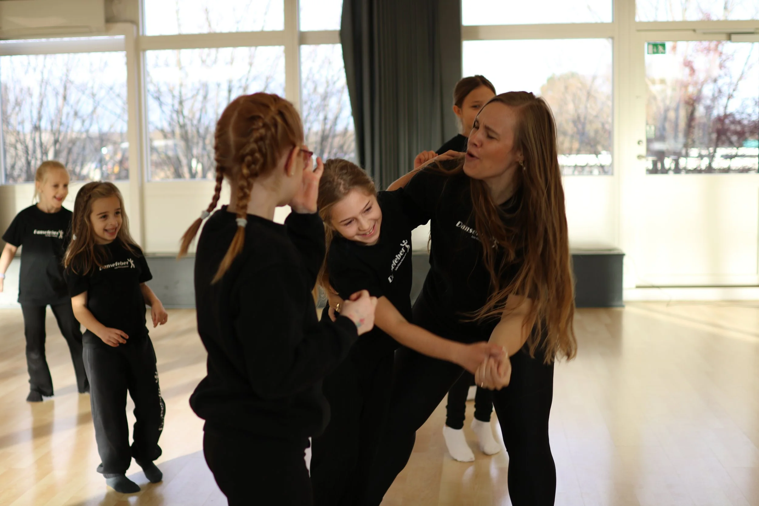 Børn på Dansefeber Star Kids øver koreografi til showdance i Viby J