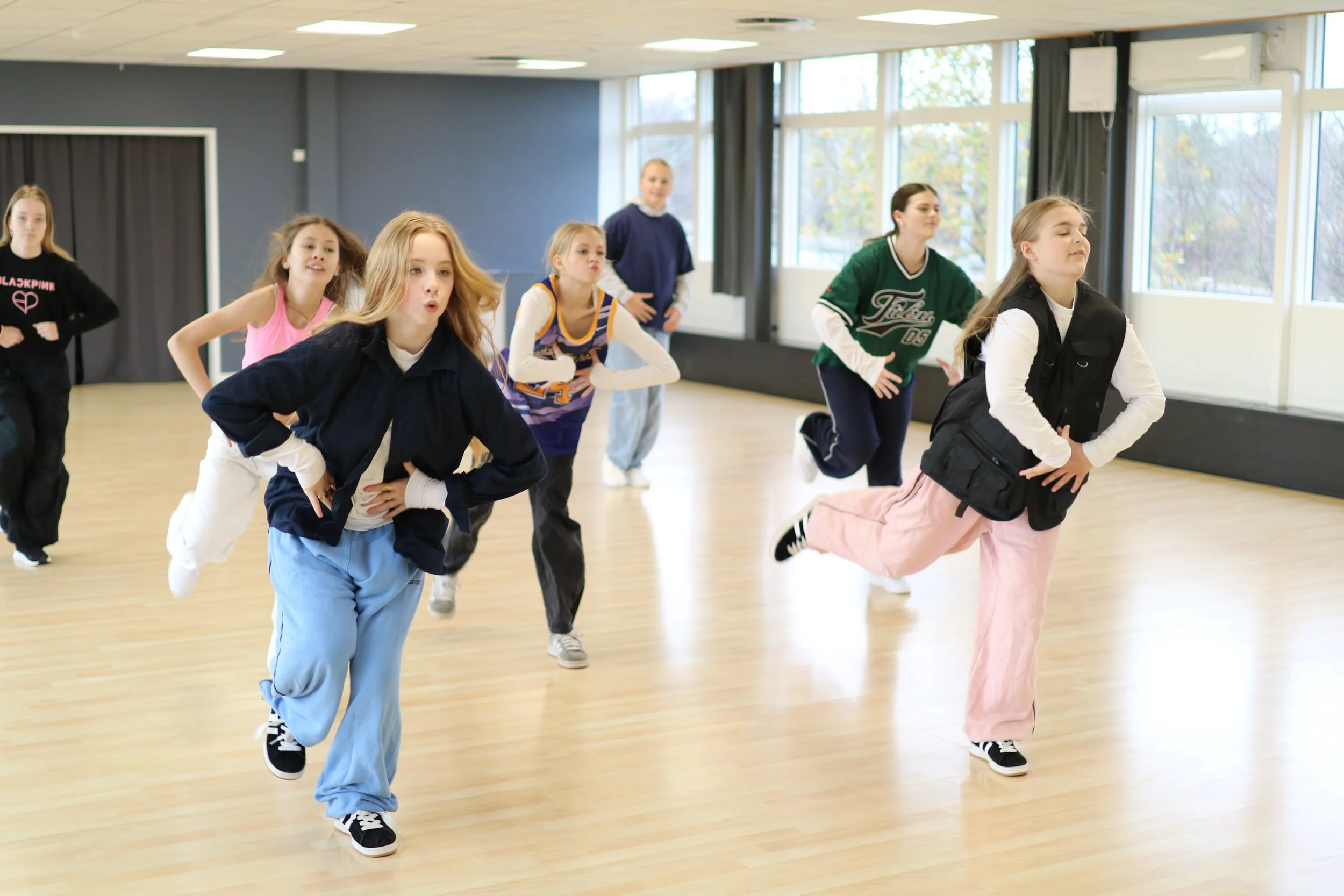 Unge 12-16 år danser hiphop på Funky Stars hos Dansefeber i Aarhus Syd
